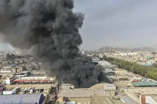 Incendio de gran magnitud consume almacén de plásticos en Ate