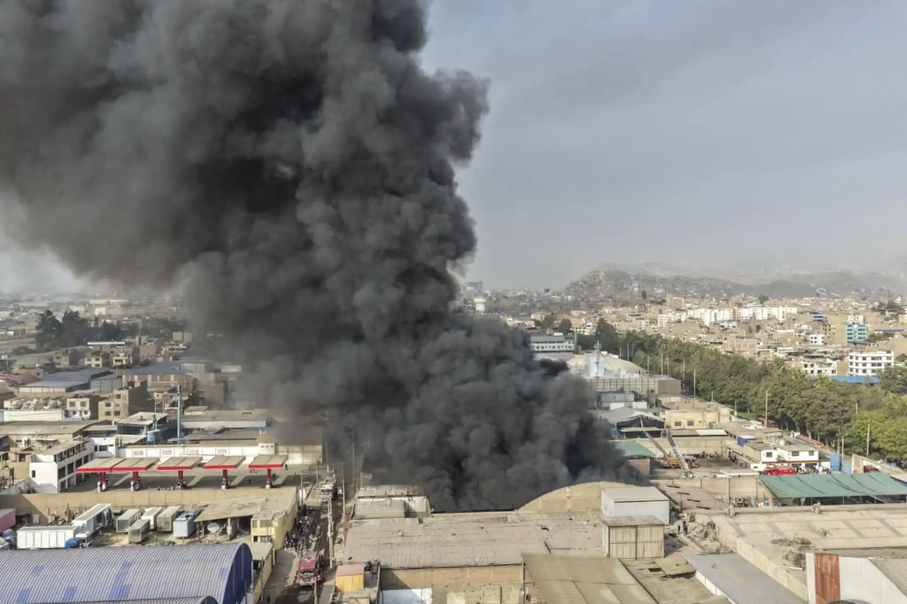 Incendio de grandes proporciones se registra en almacén de plásticos ubicado en la calle San Carlos, en el distrito de Ate. Foto: ANDINA/Melina Mejía