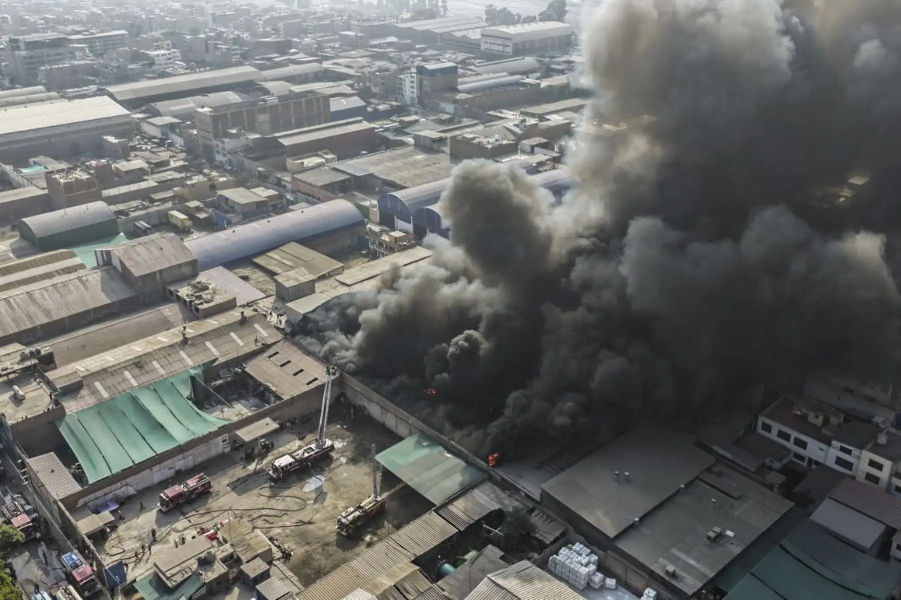 Incendio de grandes proporciones se registra en almacén de plásticos ubicado en la calle San Carlos, en el distrito de Ate. Foto: ANDINA/Melina Mejía
