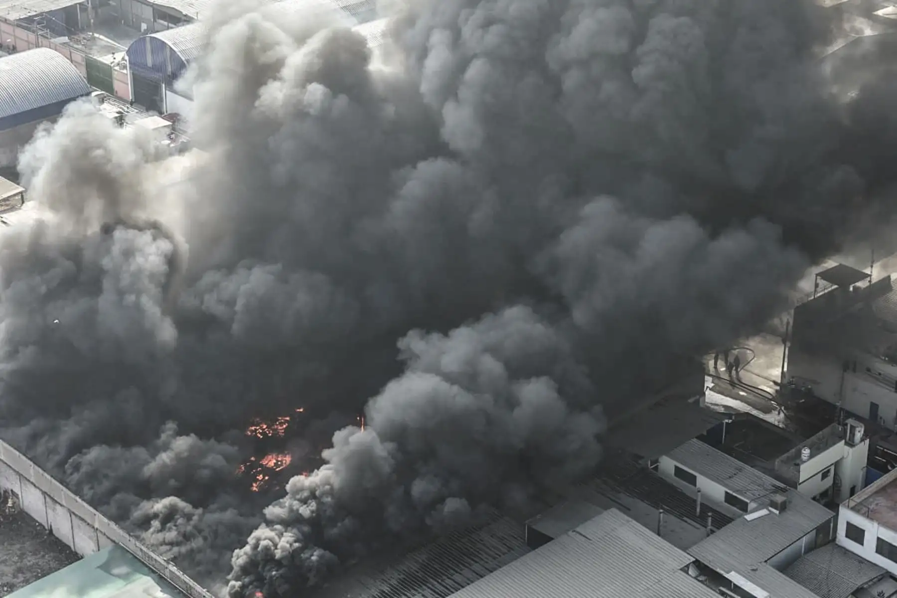 Incendio de grandes proporciones se registra en almacén de plásticos ubicado en la calle San Carlos, en el distrito de Ate. Foto: ANDINA/Melina Mejía