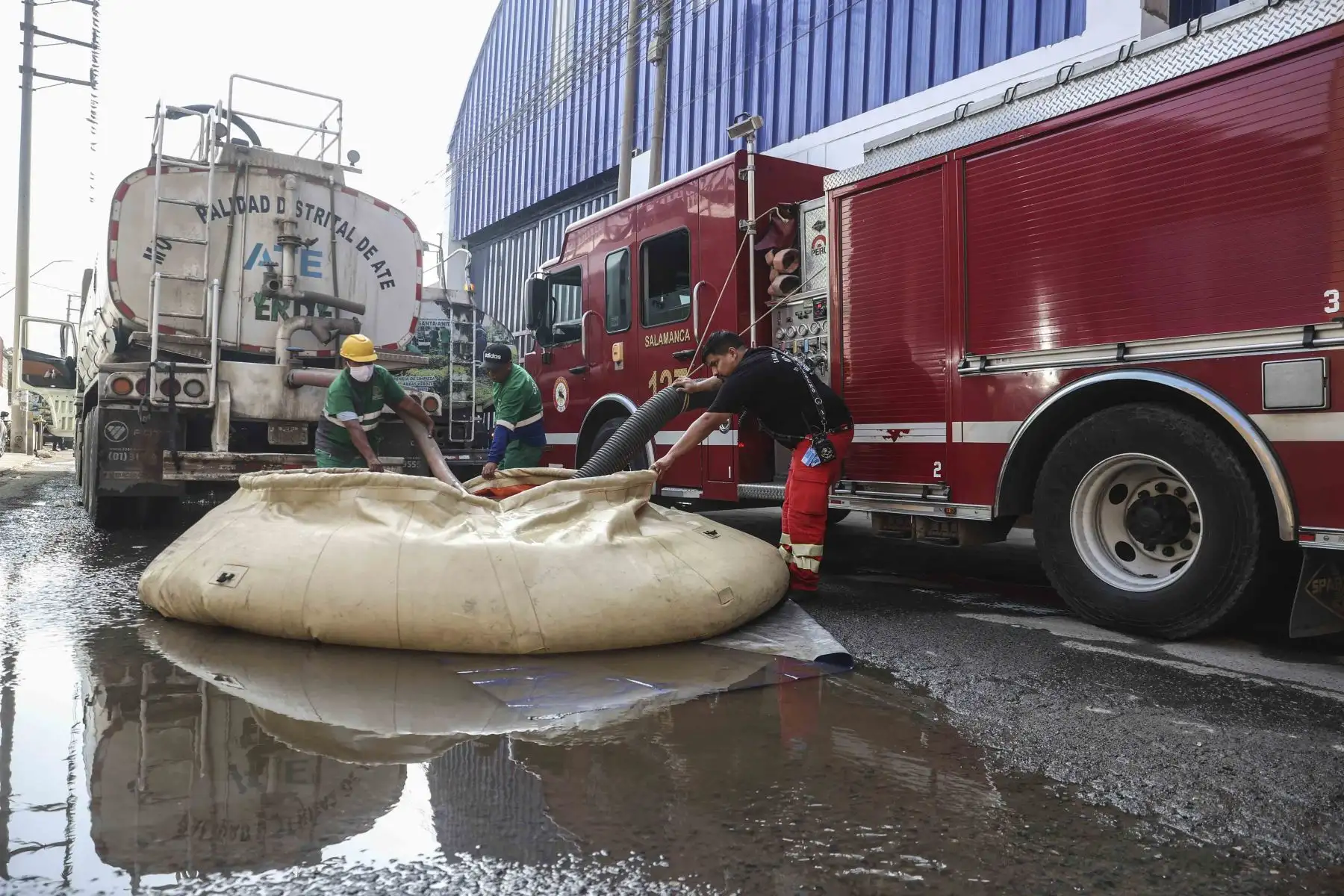 Incendio de grandes proporciones se registra en almacén de plásticos ubicado en la calle San Carlos, en el distrito de Ate. Foto: ANDINA/Melina Mejía
