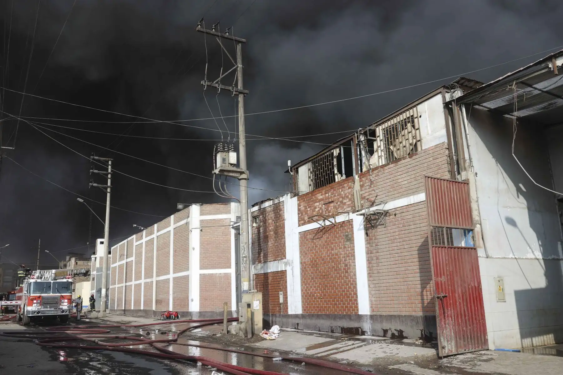 Incendio de grandes proporciones se registra en almacén de plásticos ubicado en la calle San Carlos, en el distrito de Ate. Foto: ANDINA/Melina Mejía