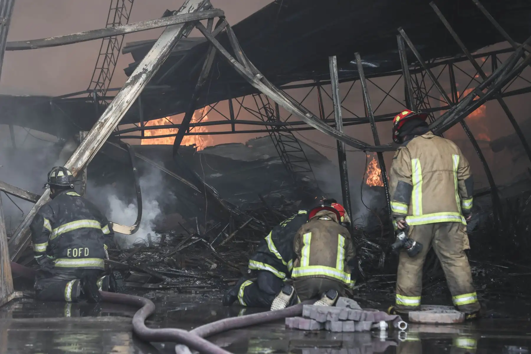 Incendio de grandes proporciones se registra en almacén de plásticos ubicado en la calle San Carlos, en el distrito de Ate. Foto: ANDINA/Melina Mejía