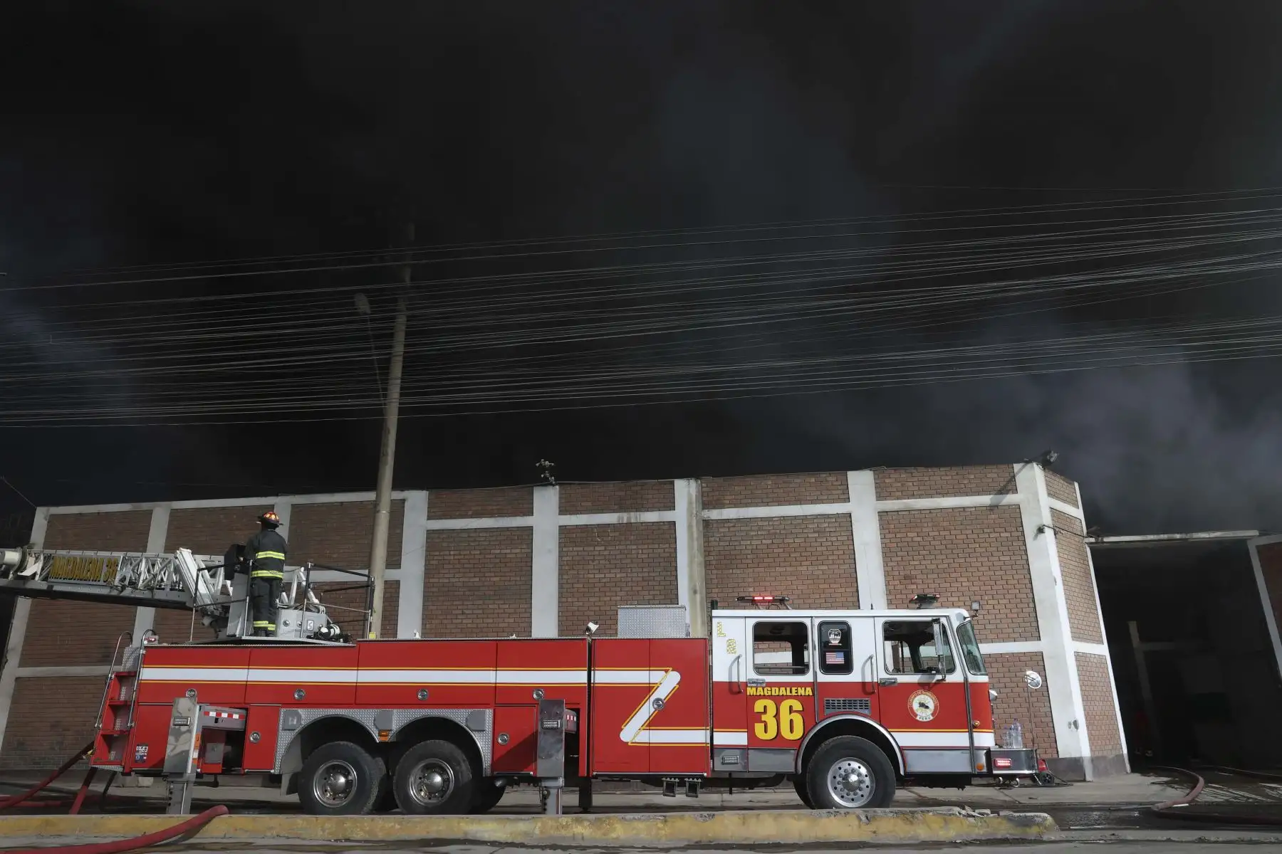 Incendio de grandes proporciones se registra en almacén de plásticos ubicado en la calle San Carlos, en el distrito de Ate. Foto: ANDINA/Melina Mejía