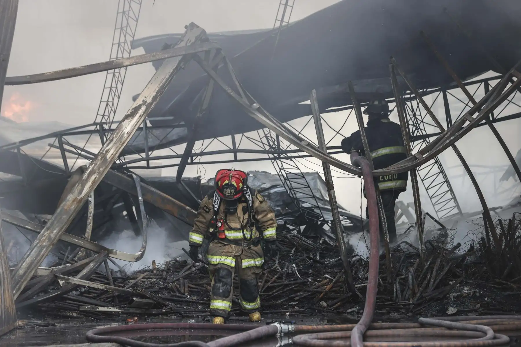 Incendio de grandes proporciones se registra en almacén de plásticos ubicado en la calle San Carlos, en el distrito de Ate. Foto: ANDINA/Melina Mejía