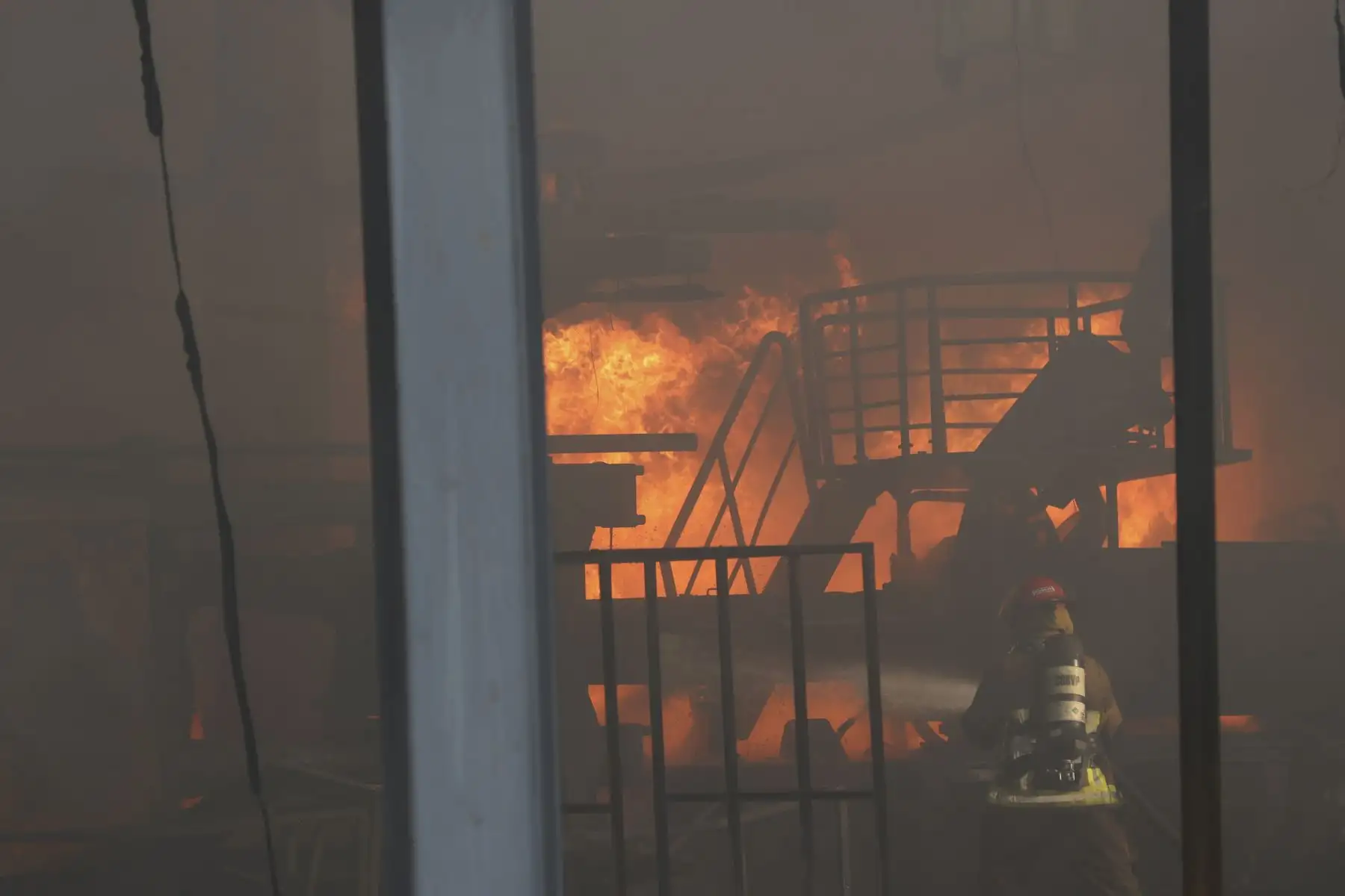 Incendio de grandes proporciones se registra en almacén de plásticos ubicado en la calle San Carlos, en el distrito de Ate. Foto: ANDINA/Melina Mejía