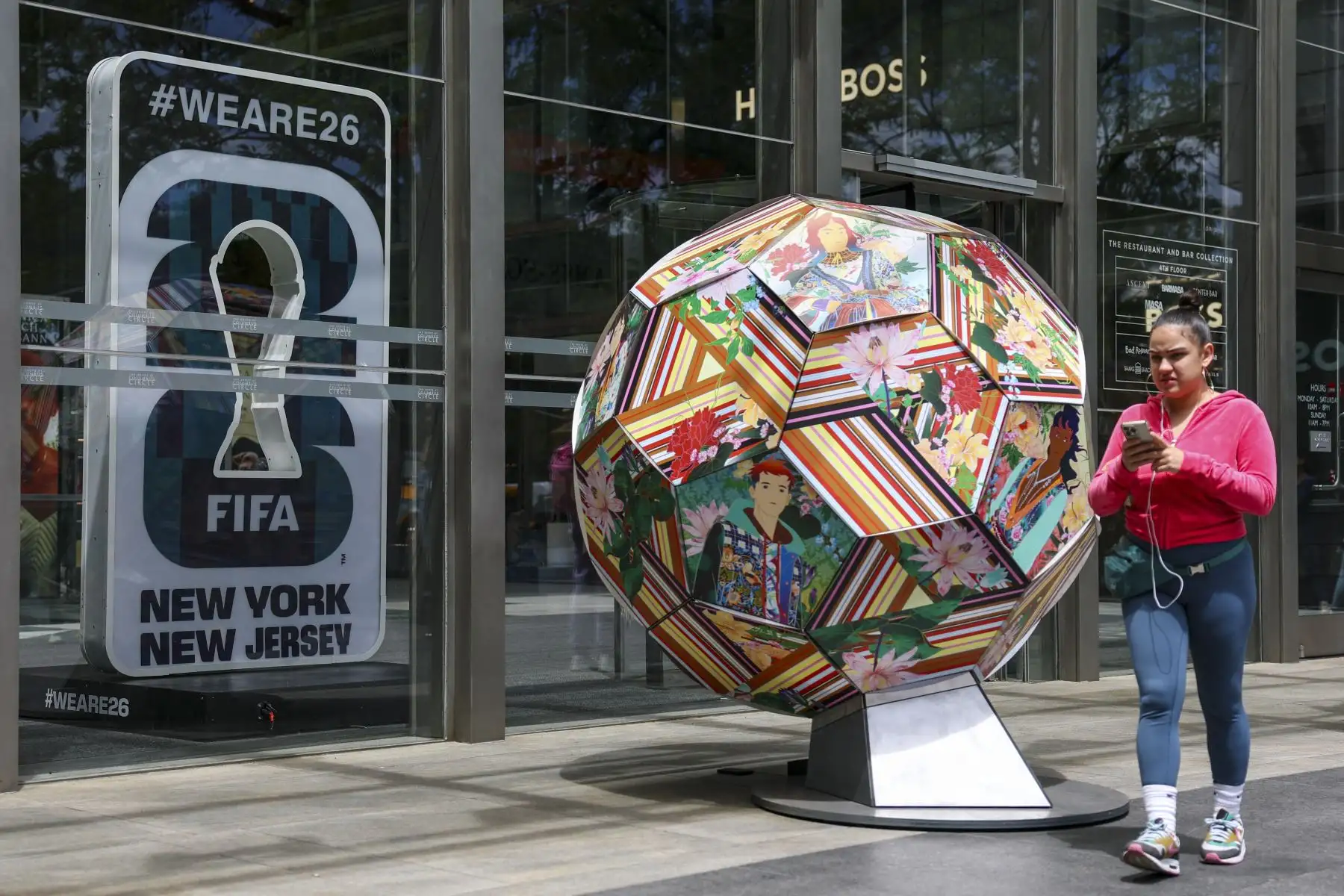 Una transeúnte pasa junto a material publicitario del Mundial 2026 en Estados Unidos. Foto: AFP