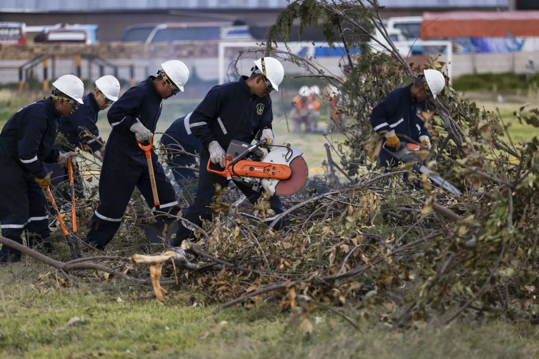 Con la participación del ministro de Defensa, Amadeo Javier Flores, se realizó un simulacro de incendio forestal en Pampahuasi, Cusco, con el objetivo de fortalecer la capacidad de respuesta ante emergencias. Foto: Mindef