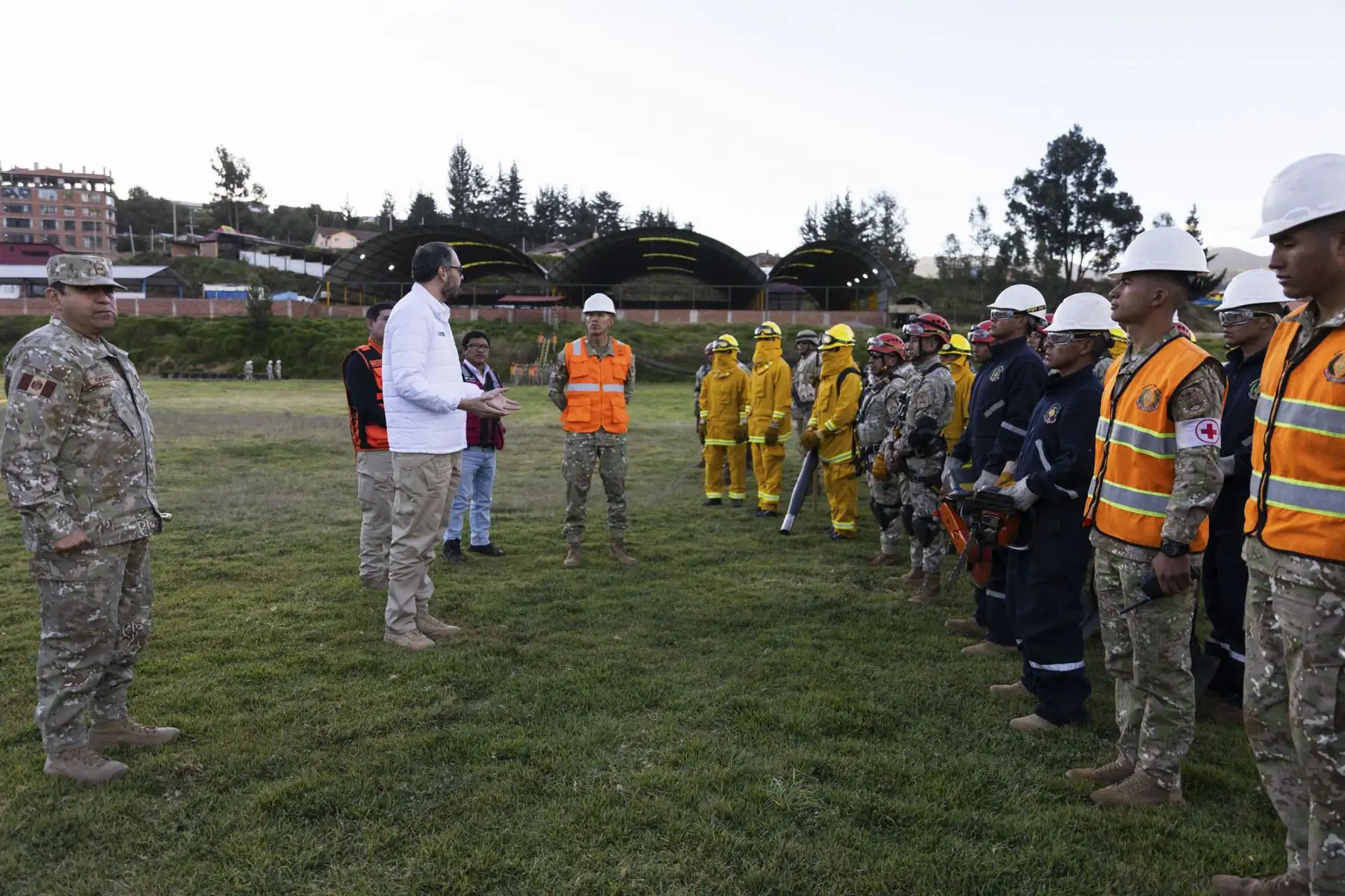 Con la participación del ministro de Defensa, Amadeo Javier Flores, se realizó un simulacro de incendio forestal en Pampahuasi, Cusco, con el objetivo de fortalecer la capacidad de respuesta ante emergencias. Foto: Mindef