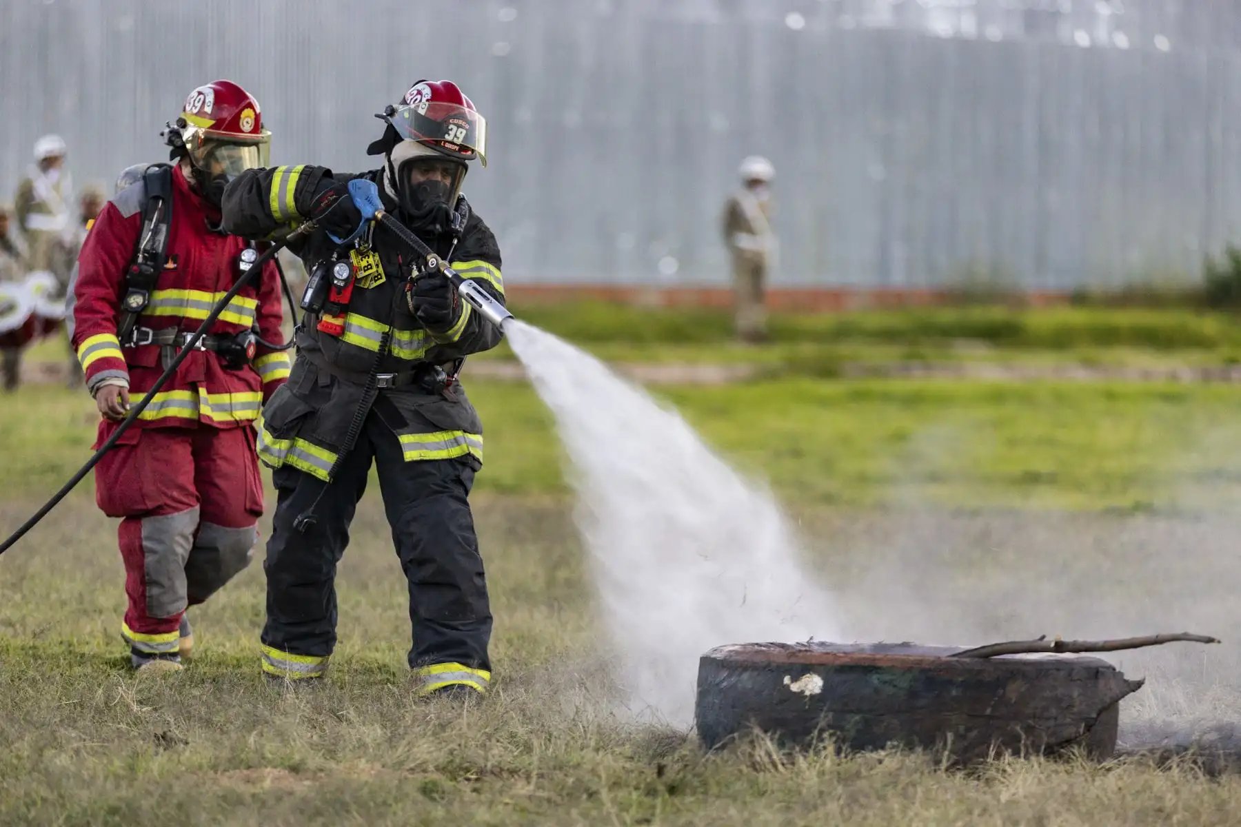 Con la participación del ministro de Defensa, Amadeo Javier Flores, se realizó un simulacro de incendio forestal en Pampahuasi, Cusco, con el objetivo de fortalecer la capacidad de respuesta ante emergencias. Foto: Mindef
