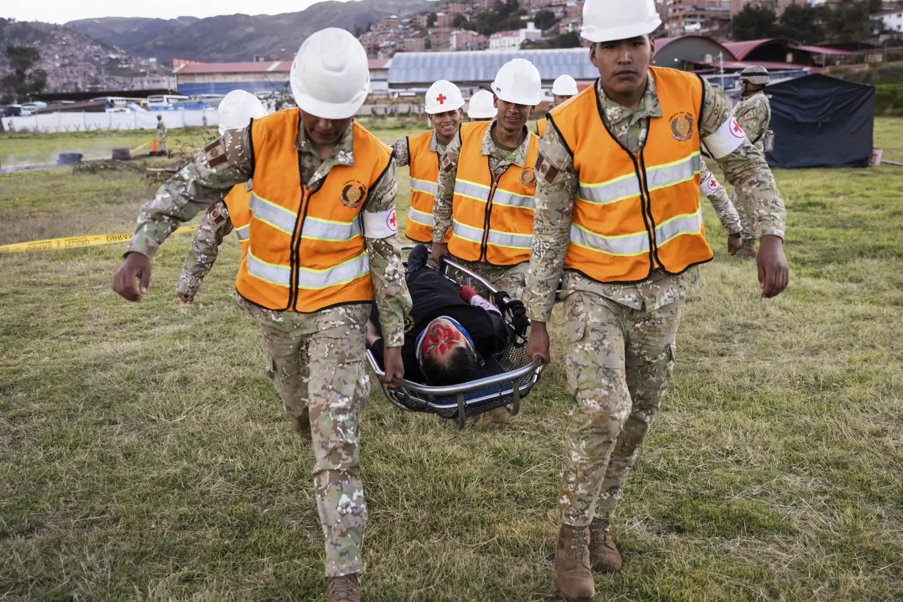 Con la participación del ministro de Defensa, Amadeo Javier Flores, se realizó un simulacro de incendio forestal en Pampahuasi, Cusco, con el objetivo de fortalecer la capacidad de respuesta ante emergencias. Foto: Mindef