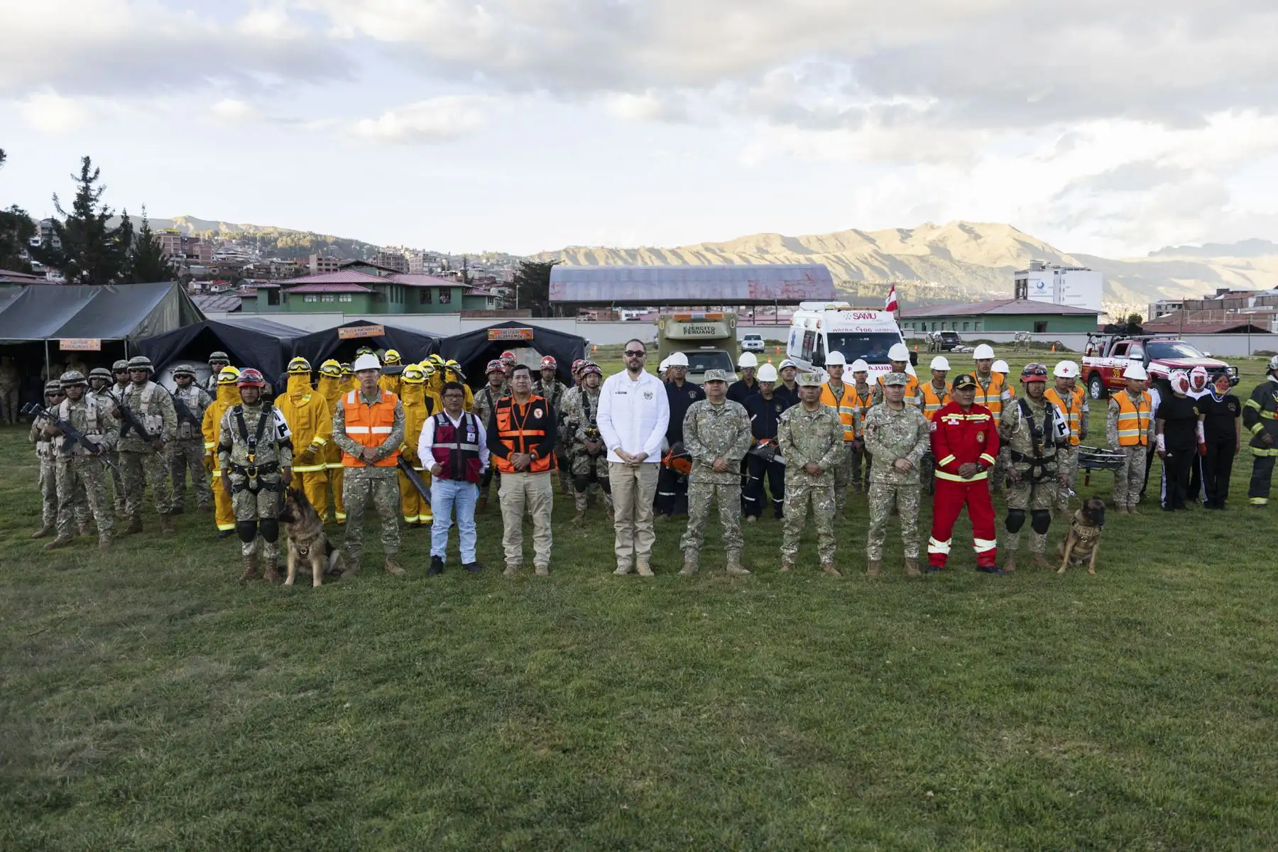 Con la participación del ministro de Defensa, Amadeo Javier Flores, se realizó un simulacro de incendio forestal en Pampahuasi, Cusco, con el objetivo de fortalecer la capacidad de respuesta ante emergencias. Foto: Mindef