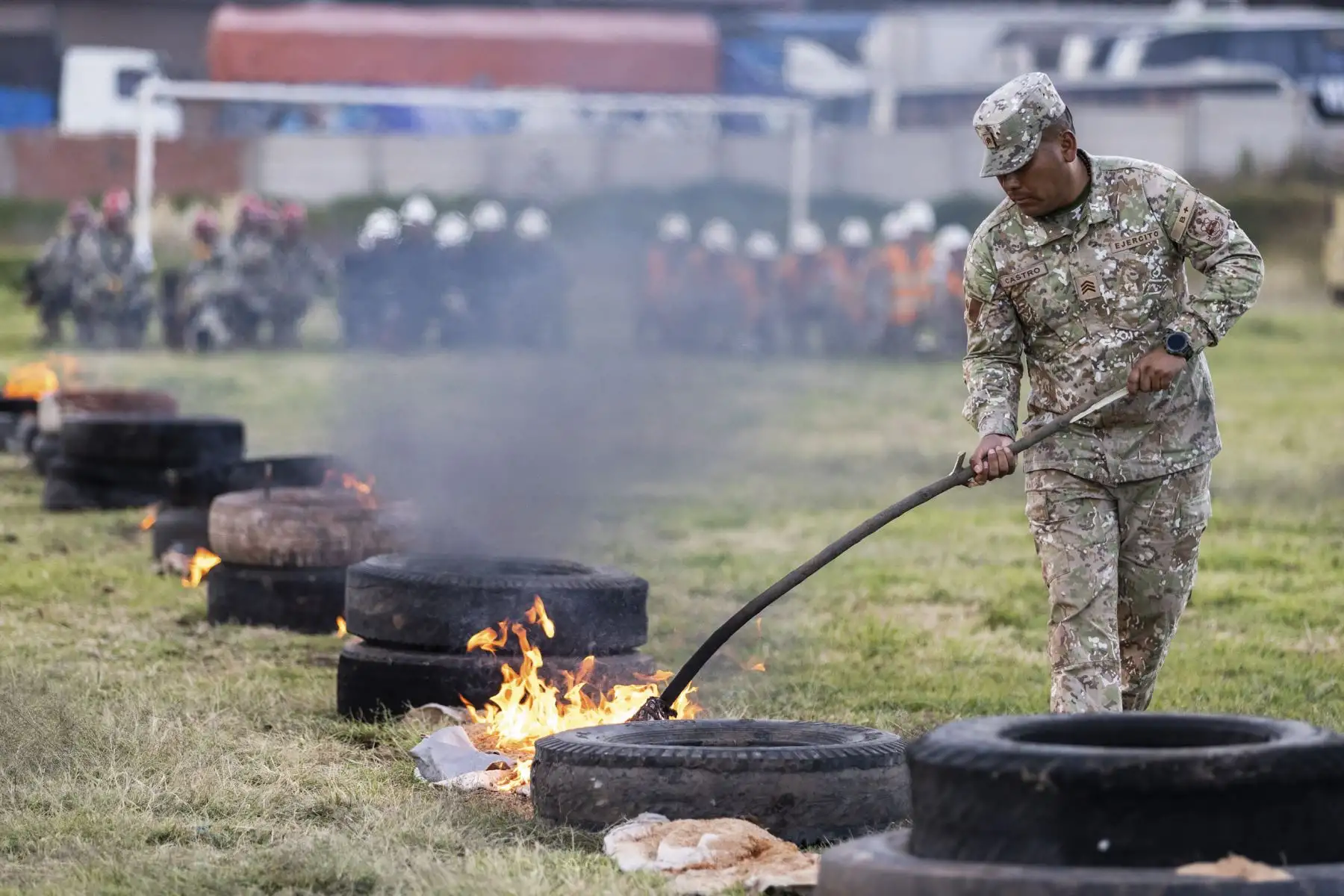 Con la participación del ministro de Defensa, Amadeo Javier Flores, se realizó un simulacro de incendio forestal en Pampahuasi, Cusco, con el objetivo de fortalecer la capacidad de respuesta ante emergencias. Foto: Mindef