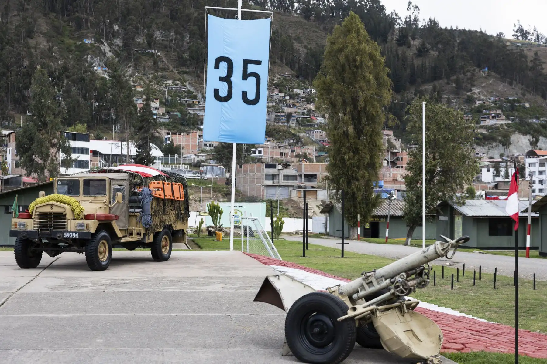 Con el objetivo de fortalecer las capacidades operacionales de las Fuerzas Armadas en Andahuaylas (Apurímac), el ministro de Defensa, Amadeo Javier Flores Carcagno, constató el trabajo que desarrollan unidades militares desplegadas en la zona, orientadas a la defensa y al apoyo al desarrollo nacional mediante el empleo de su personal y capacidad logística. Foto: Mindef