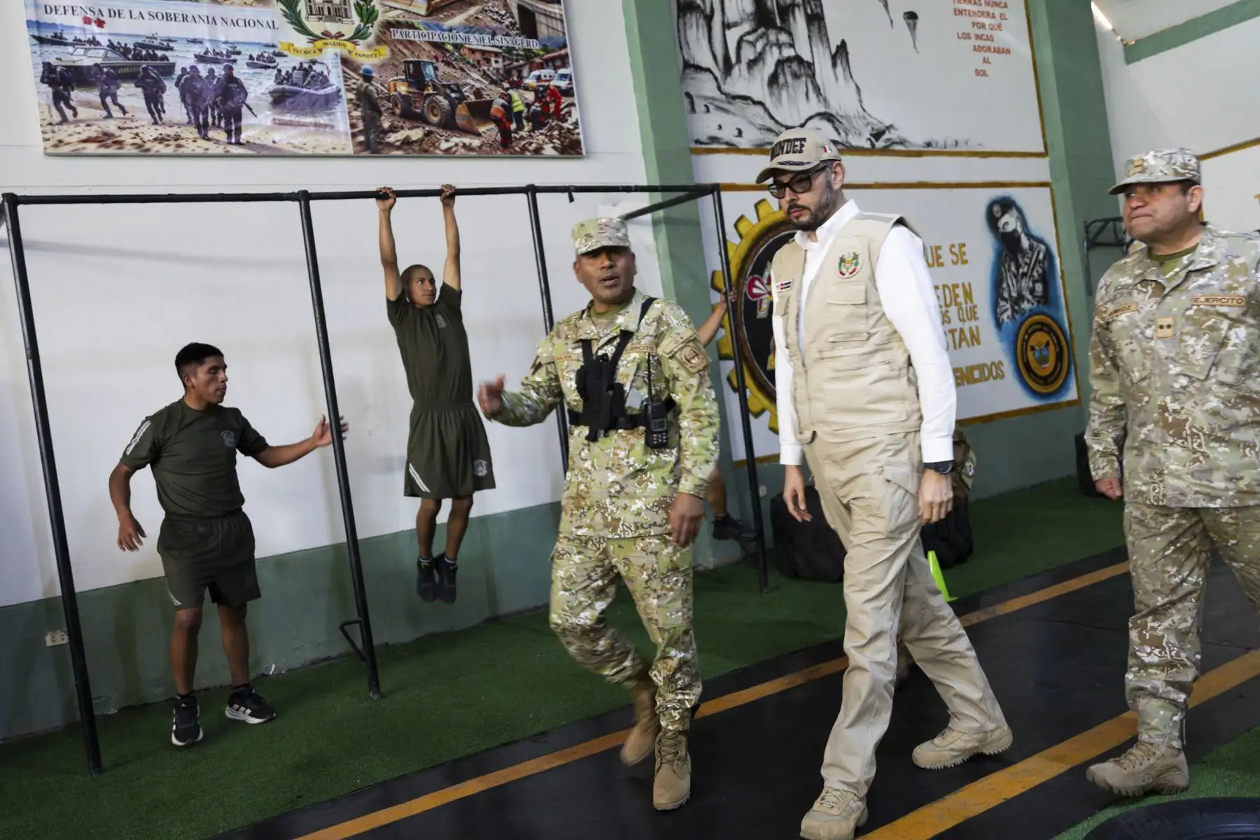 Con el objetivo de fortalecer las capacidades operacionales de las Fuerzas Armadas en Andahuaylas (Apurímac), el ministro de Defensa, Amadeo Javier Flores Carcagno, constató el trabajo que desarrollan unidades militares desplegadas en la zona, orientadas a la defensa y al apoyo al desarrollo nacional mediante el empleo de su personal y capacidad logística. Foto: Mindef