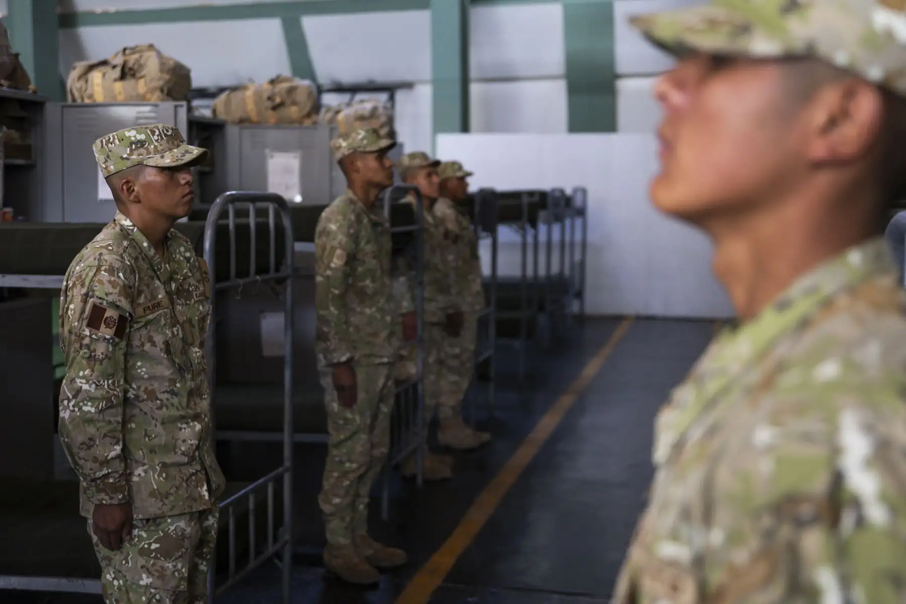 Con el objetivo de fortalecer las capacidades operacionales de las Fuerzas Armadas en Andahuaylas (Apurímac), el ministro de Defensa, Amadeo Javier Flores Carcagno, constató el trabajo que desarrollan unidades militares desplegadas en la zona, orientadas a la defensa y al apoyo al desarrollo nacional mediante el empleo de su personal y capacidad logística. Foto: Mindef