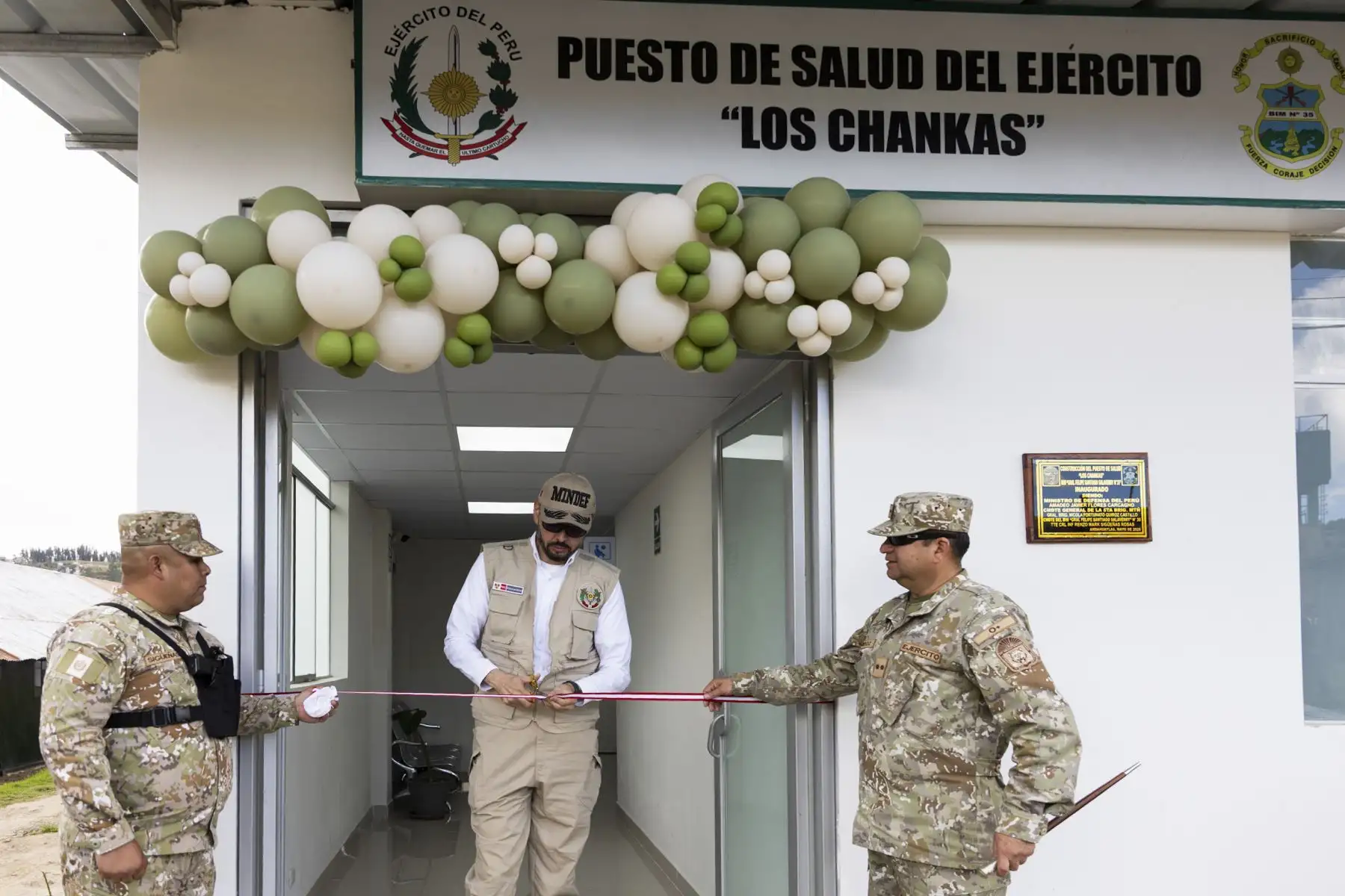 Con el objetivo de fortalecer las capacidades operacionales de las Fuerzas Armadas en Andahuaylas (Apurímac), el ministro de Defensa, Amadeo Javier Flores Carcagno, constató el trabajo que desarrollan unidades militares desplegadas en la zona, orientadas a la defensa y al apoyo al desarrollo nacional mediante el empleo de su personal y capacidad logística. Foto: Mindef
