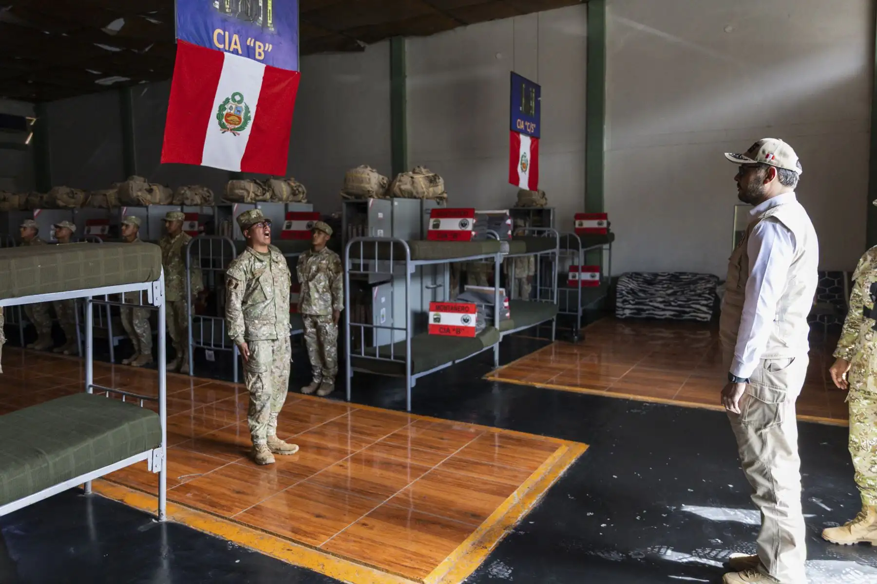 Con el objetivo de fortalecer las capacidades operacionales de las Fuerzas Armadas en Andahuaylas (Apurímac), el ministro de Defensa, Amadeo Javier Flores Carcagno, constató el trabajo que desarrollan unidades militares desplegadas en la zona, orientadas a la defensa y al apoyo al desarrollo nacional mediante el empleo de su personal y capacidad logística. Foto: Mindef