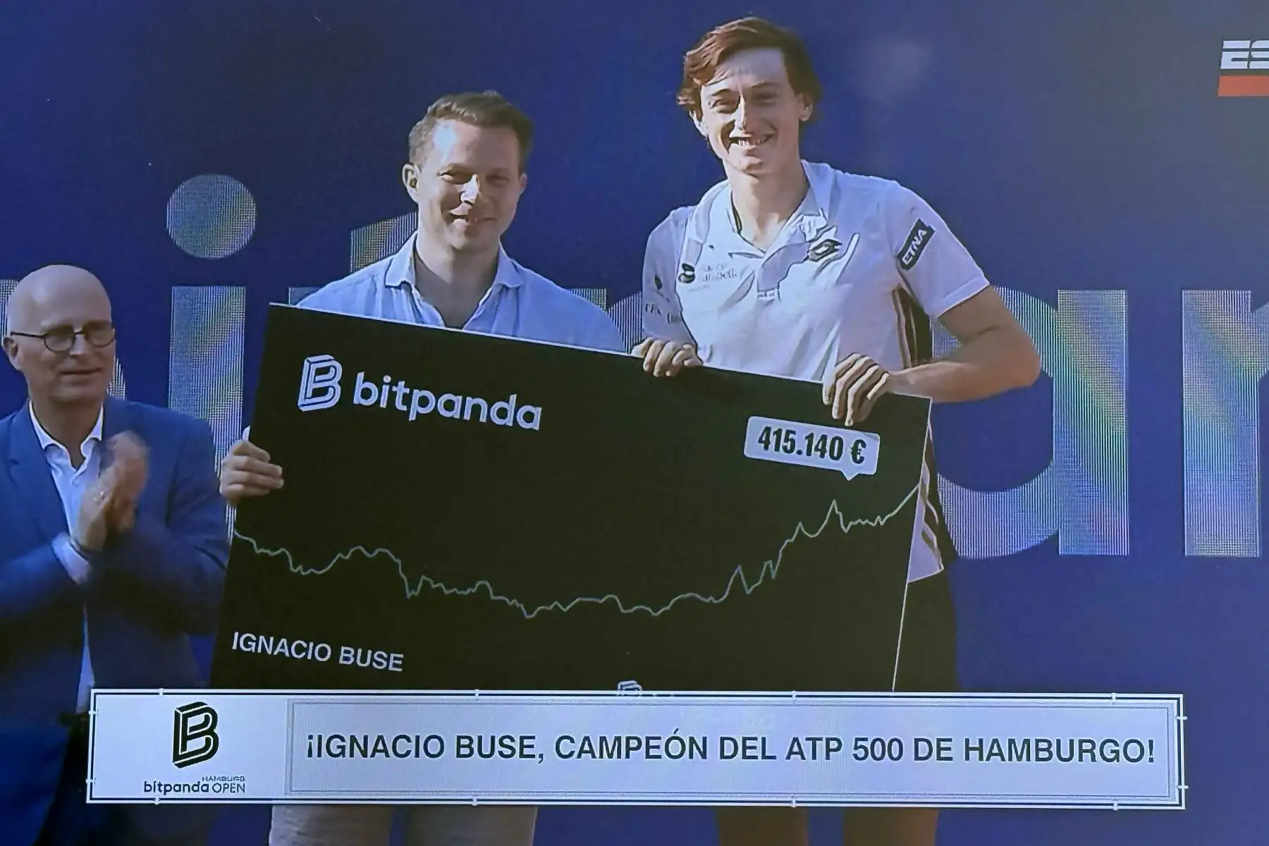 Ignacio Buse recibe el reconocimiento como campeón del torneo de Hamburgo tras imponerse en una intensa final al estadounidense Tommy Paul. Foto: ANDINA/Captura TV