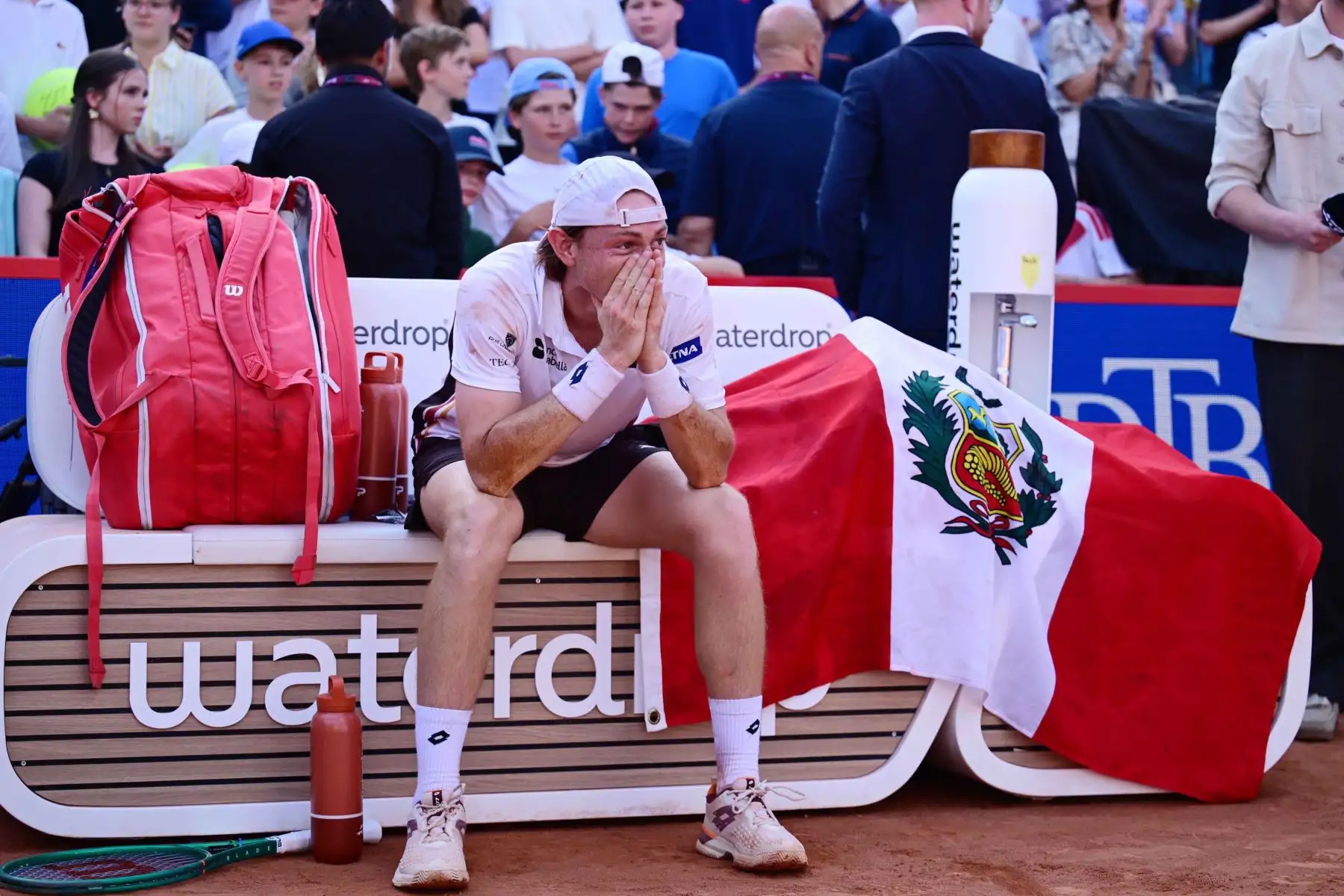 El tenista peruano Ignacio Buse logró un histórico título internacional al imponerse en la final de Hamburgo, devolviendo al Perú a lo más alto del tenis después de 19 años. Foto: ANDINA/Bitpanda Hamburg Open