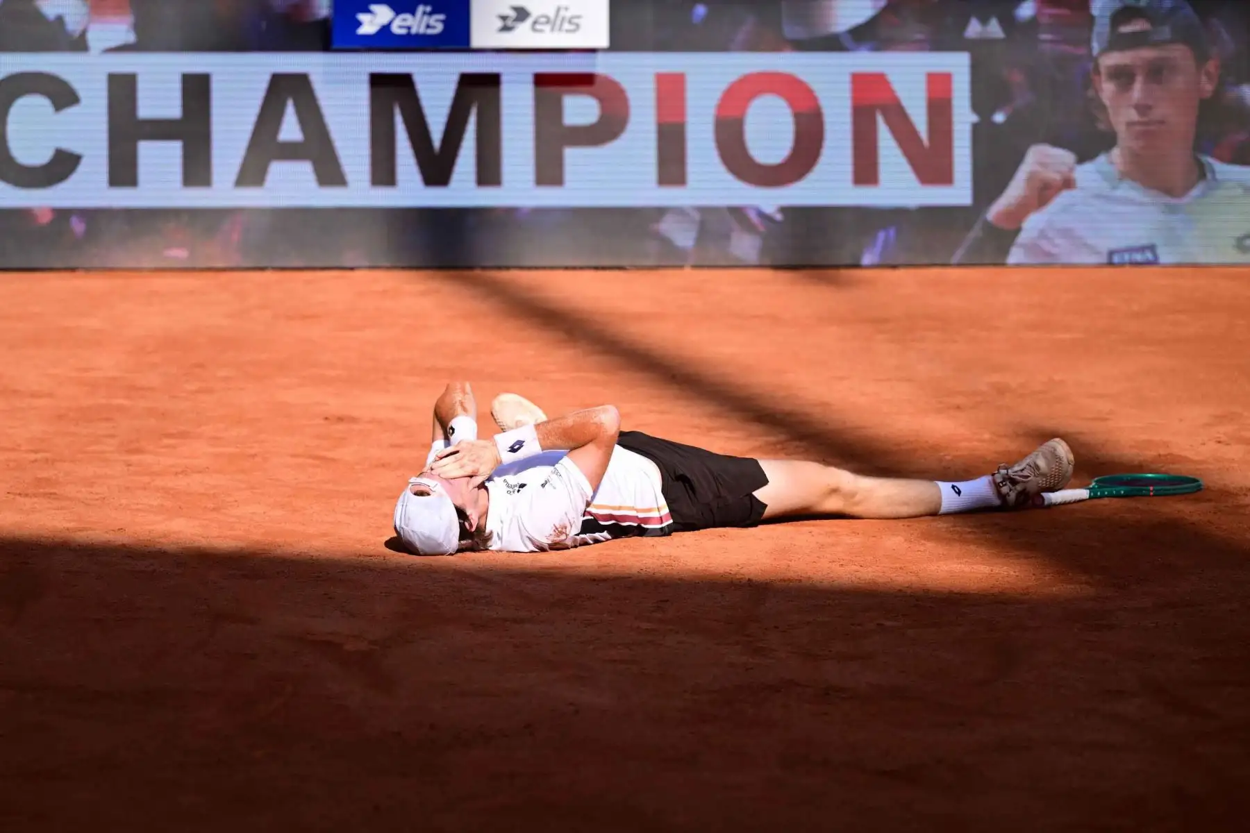 Ignacio Buse celebra uno de los triunfos más importantes de su trayectoria profesional luego de vencer al estadounidense Tommy Paul y quedarse con el campeonato en Hamburgo. Foto: ANDINA/Bitpanda Hamburg Open