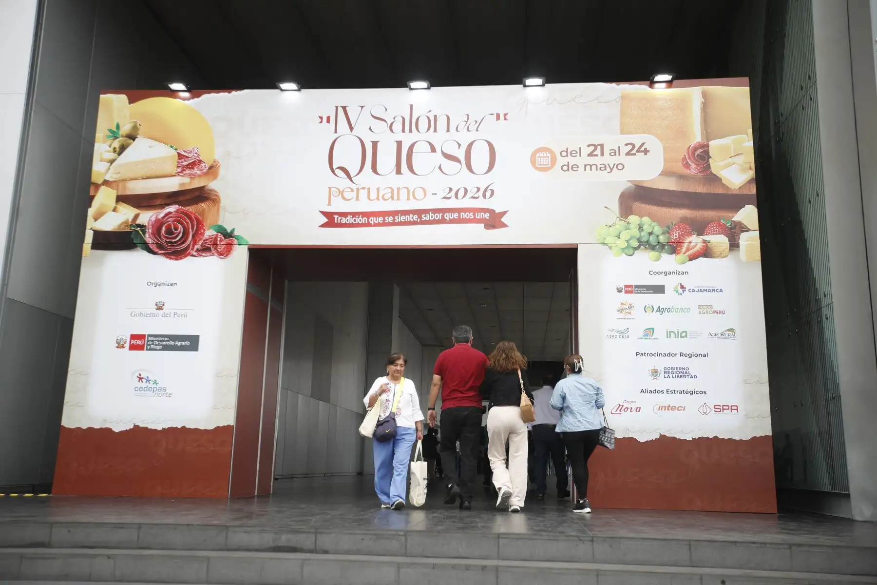 Ingreso principal del IV Salón del Queso Peruano 2026, evento organizado para fortalecer la cadena productiva láctea y promover los quesos artesanales peruanos. Foto: Eddy Ramos.