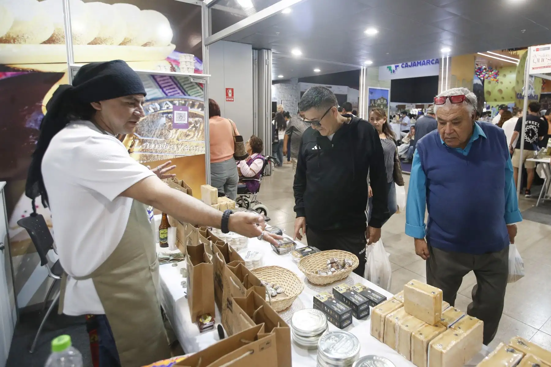 Asistentes degustan productos lácteos y derivados regionales durante el IV Salón del Queso Peruano 2026, evento que promovió el intercambio comercial entre productores y consumidores. Foto: Eddy Ramos.