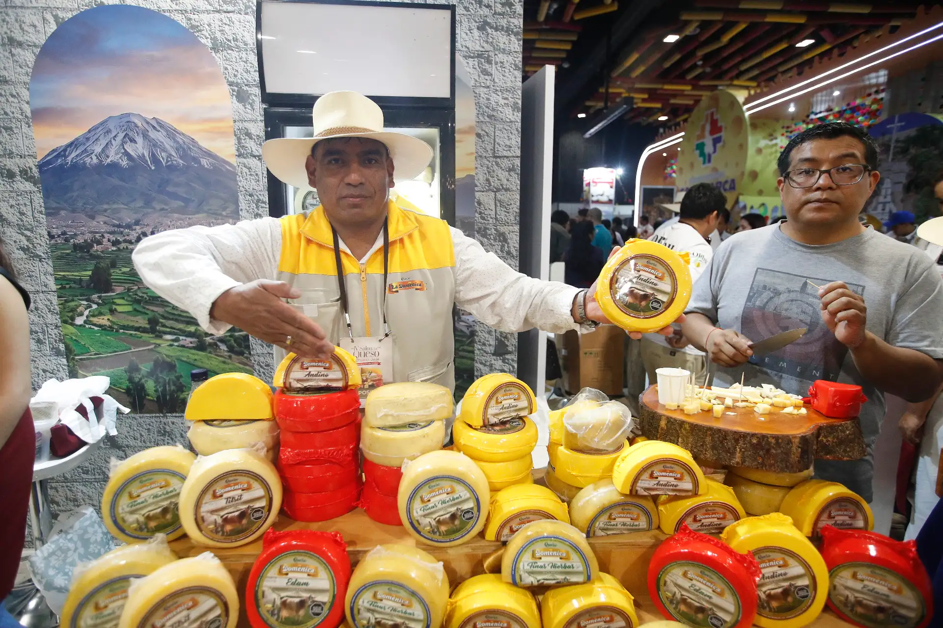 El IV Salón del Queso Peruano congregó a más de 200 productores y expositores de distintas regiones del país en el Centro de Convenciones de Lima, donde se exhibieron variedades artesanales y gourmet, además de ruedas de negocios, catas, maridajes y demostraciones gastronómicas que buscaron fortalecer la industria láctea nacional y promover el consumo de productos peruanos. Foto: Eddy Ramos.