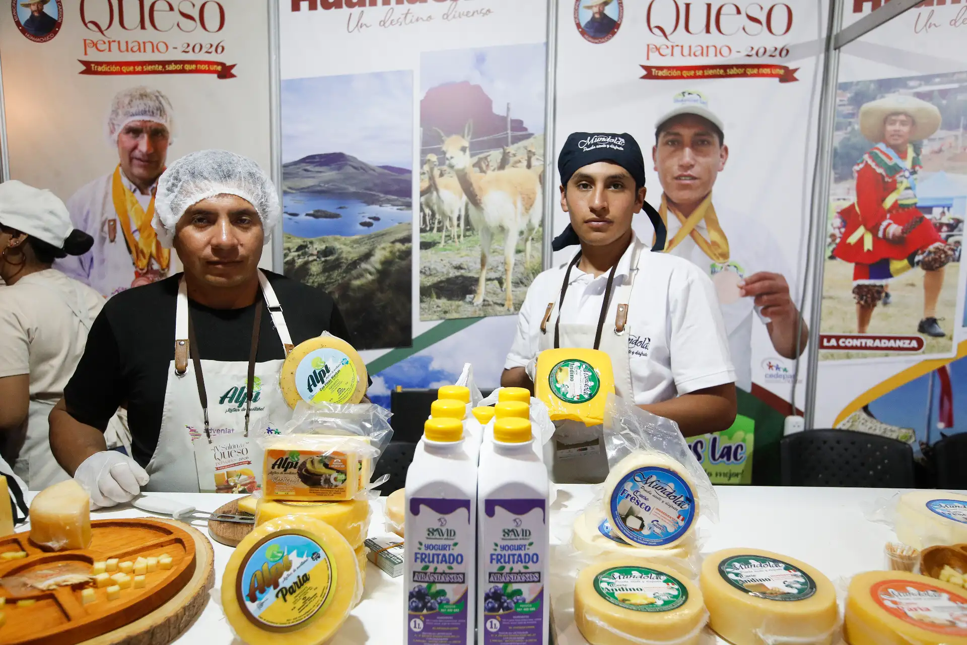 Productores nacionales exhiben quesos y derivados lácteos elaborados de manera artesanal en el IV Salón del Queso Peruano 2026, organizado en Lima con participación de emprendedores de todo el país. Foto: Eddy Ramos.