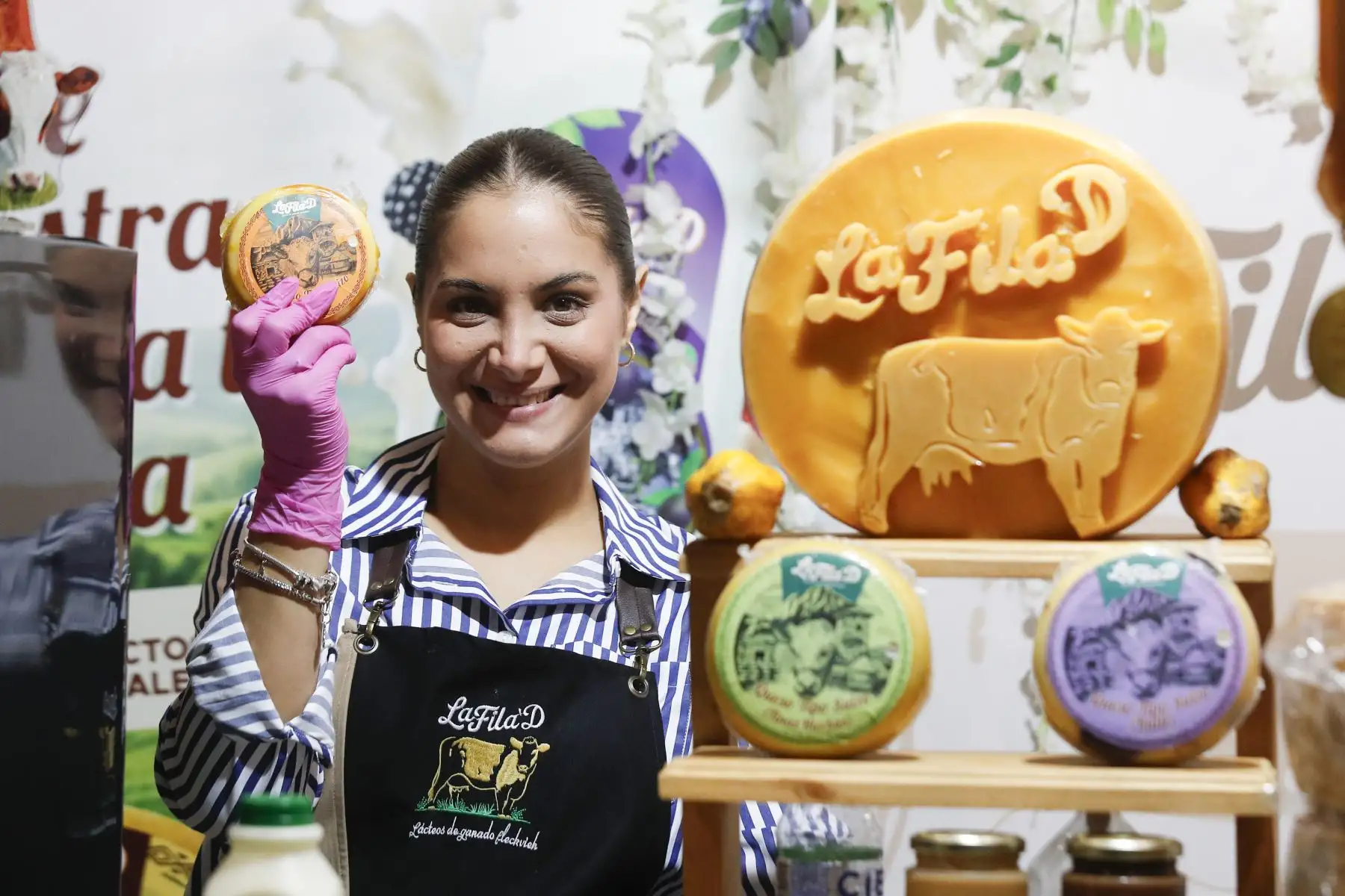 Expositora muestra variedades de quesos madurados y artesanales durante el IV Salón del Queso Peruano 2026, evento que impulsó el consumo de productos elaborados en distintas regiones del país. Foto: Eddy Ramos.