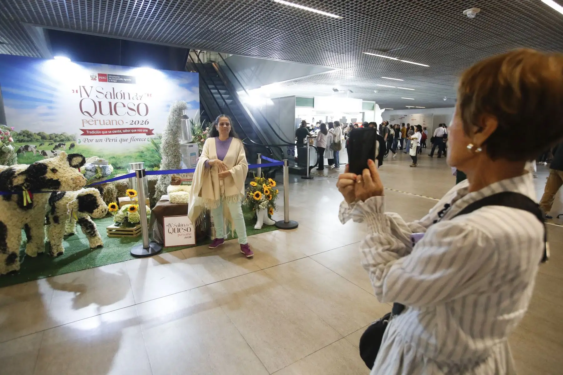 Visitantes recorren los diversos stands instalados en el IV Salón del Queso Peruano 2026, espacio que reunió a productores artesanales, empresas y emprendedores vinculados a la industria láctea. Foto: Eddy Ramos.