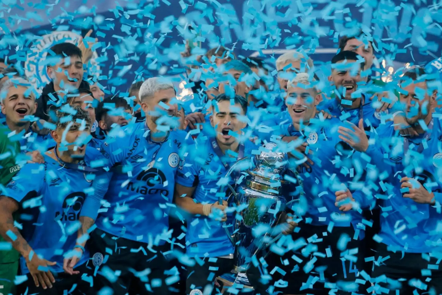El centrocampista armenio del Belgrano, Lucas Zelarayan (número 10), levanta el trofeo junto a sus compañeros tras ganar la final del Torneo Apertura de la Liga Argentina de Fútbol Profesional entre River Plate y Belgrano en el Estadio Mario Alberto Kempes de Córdoba, Argentina, el 24 de mayo de 2026. (Foto de DIEGO LIMA / AFP)