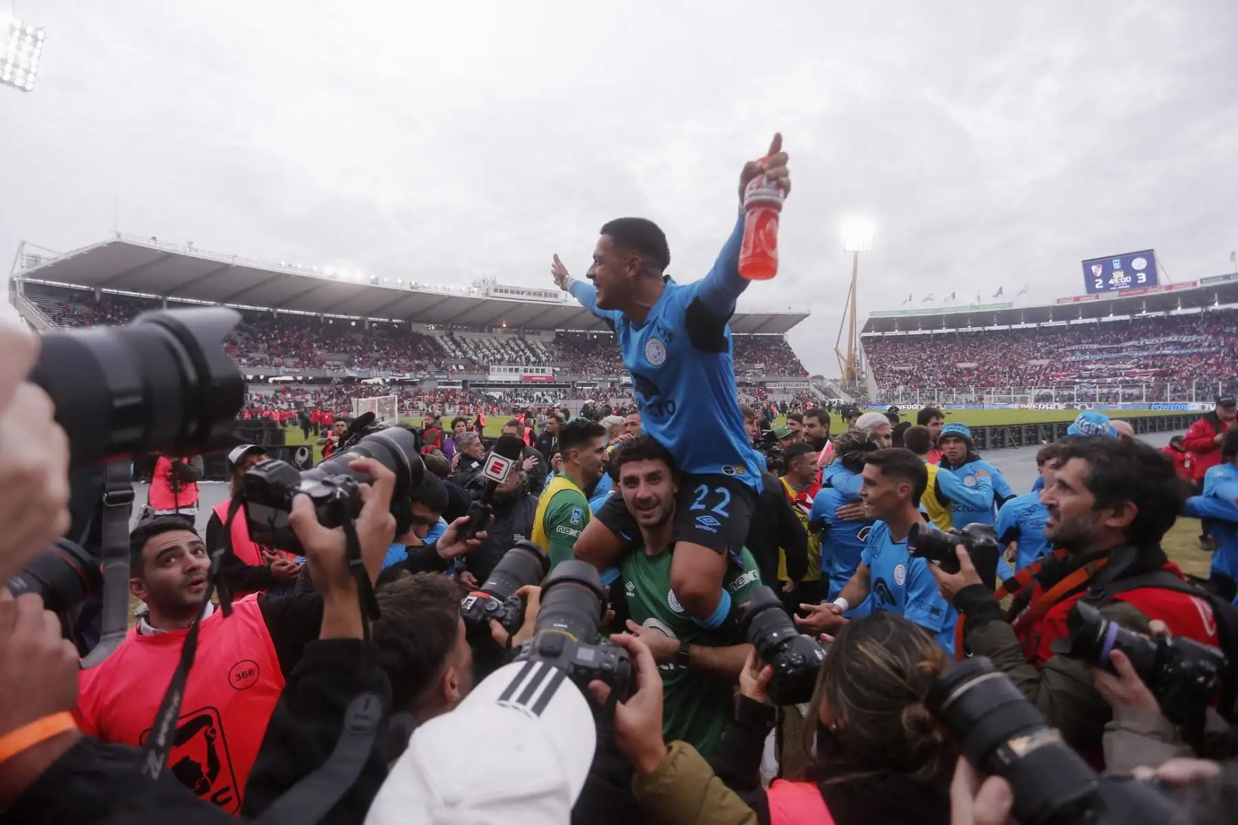 El centrocampista armenio del Belgrano, Lucas Zelarayan (número 10), levanta el trofeo junto a sus compañeros tras ganar la final del Torneo Apertura de la Liga Argentina de Fútbol Profesional entre River Plate y Belgrano en el Estadio Mario Alberto Kempes de Córdoba, Argentina, el 24 de mayo de 2026. (Foto de DIEGO LIMA / AFP)