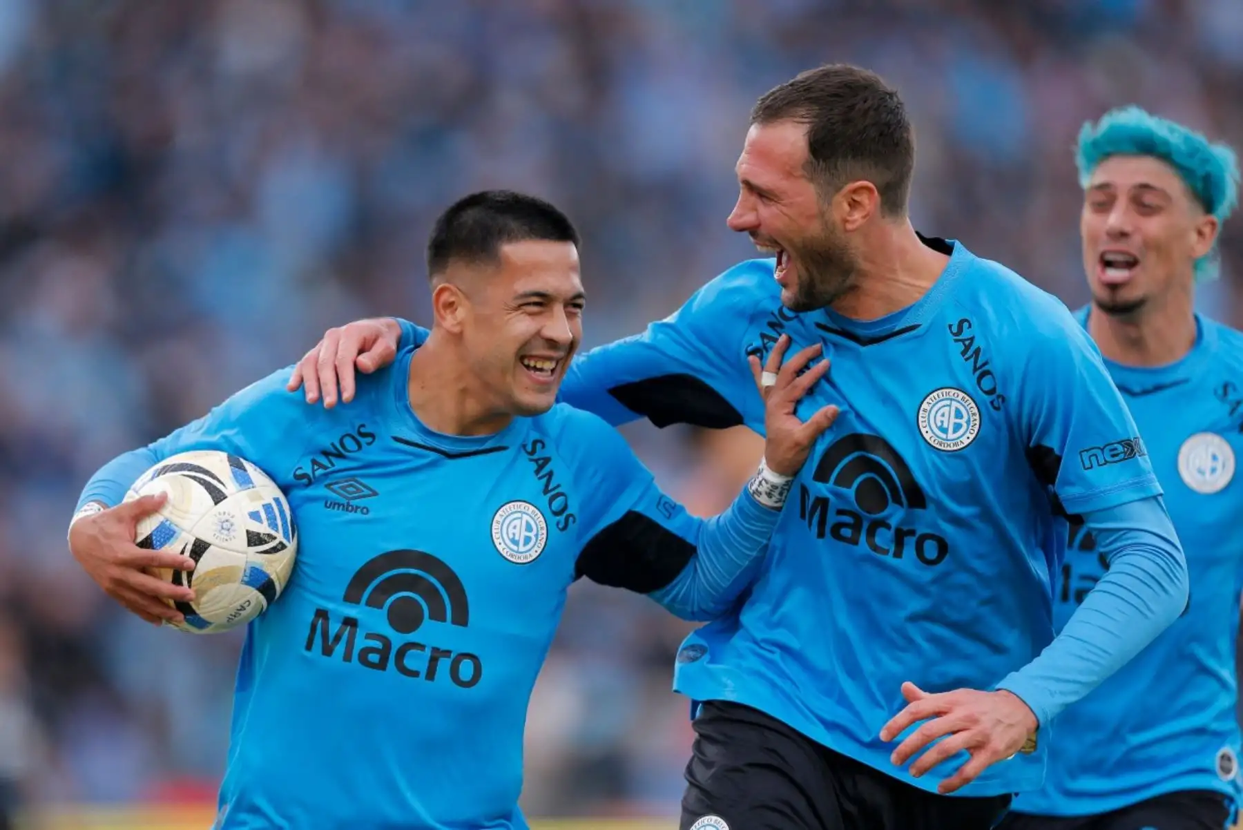 El delantero del Belgrano, Nicolás Fernández (izq.), número 22, celebra el segundo gol de su equipo durante la final del Torneo Apertura de la Liga Argentina de Fútbol Profesional entre River Plate y Belgrano en el Estadio Mario Alberto Kempes de Córdoba, Argentina, el 24 de mayo de 2026. (Foto de Diego Lima / AFP)