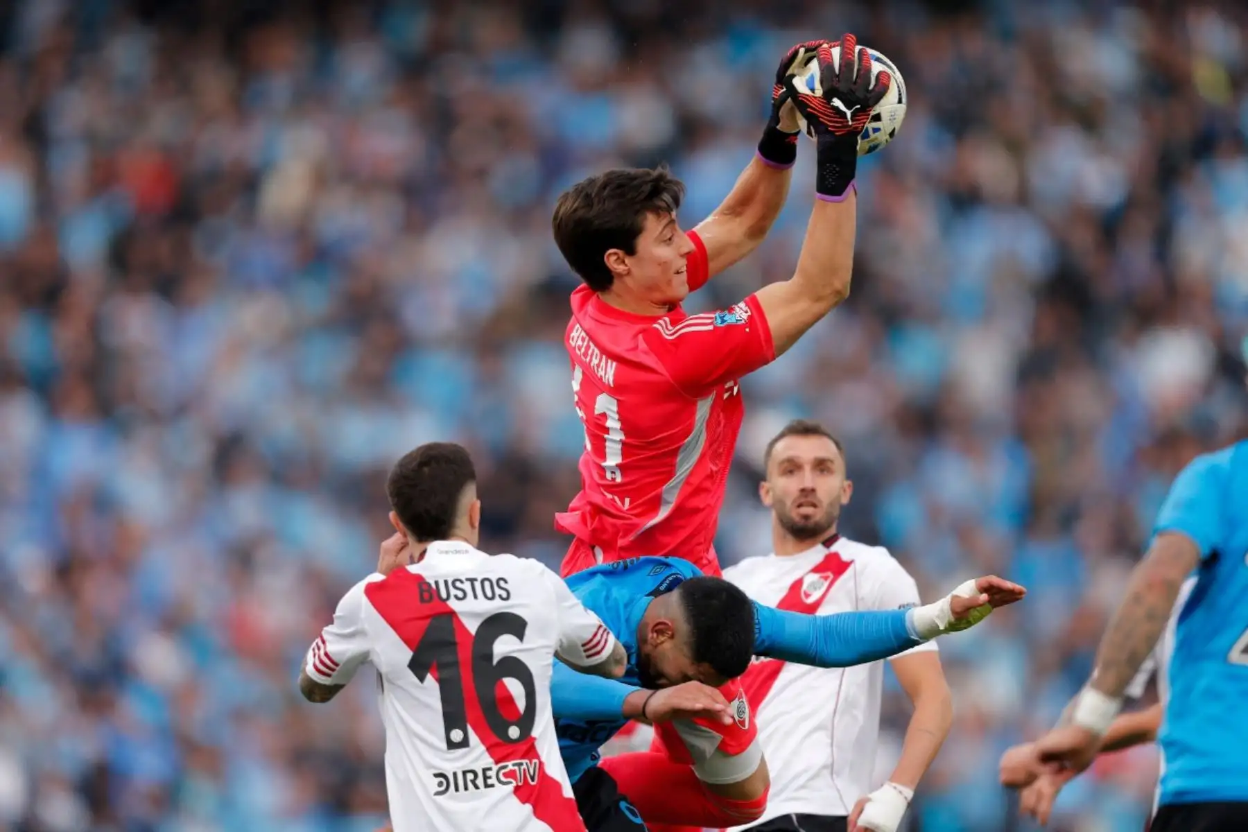El portero de River Plate, Santiago Beltrán (número 41), atrapa el balón durante la final del Torneo Apertura de la Liga Argentina de Fútbol Profesional entre River Plate y Belgrano en el Estadio Mario Alberto Kempes de Córdoba, Argentina, el 24 de mayo de 2026. (Foto de Diego Lima / AFP)