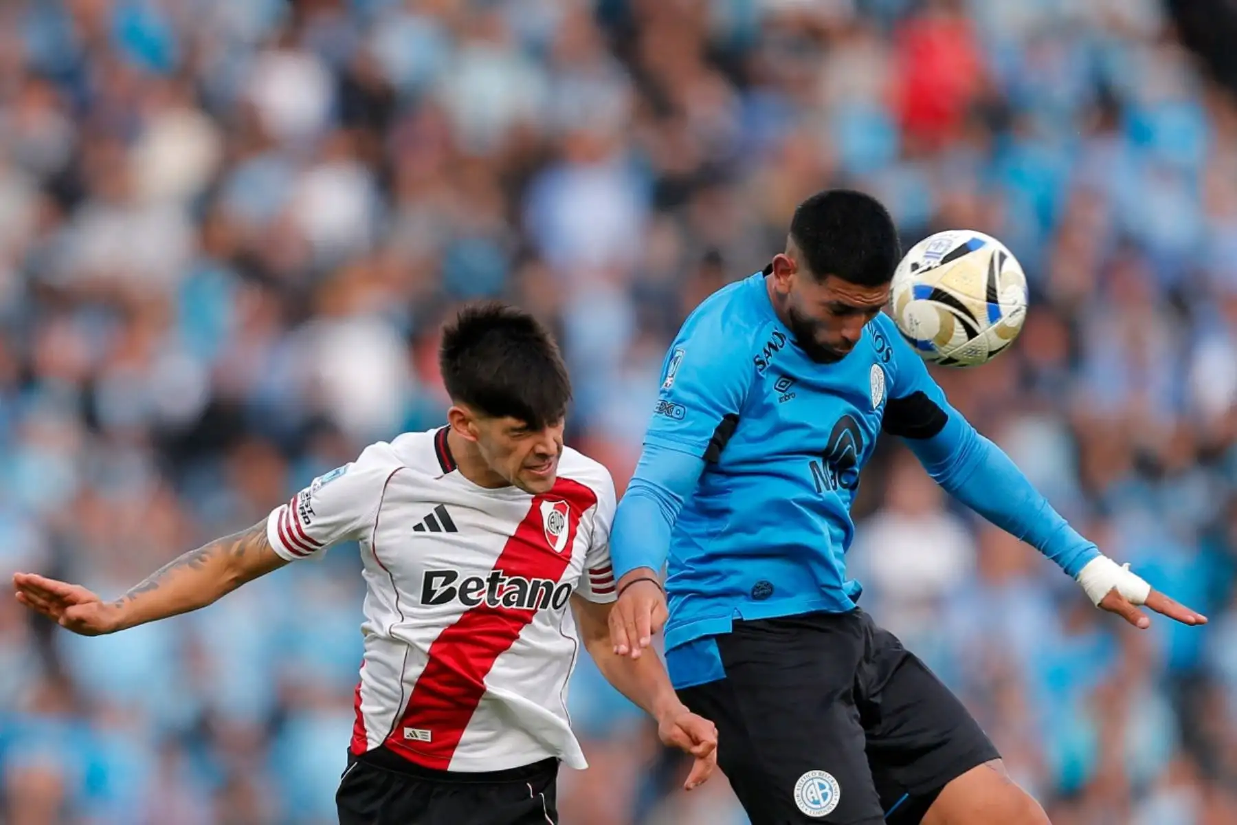 El portero de River Plate, Santiago Beltrán (número 41), atrapa el balón durante la final del Torneo Apertura de la Liga Argentina de Fútbol Profesional entre River Plate y Belgrano en el Estadio Mario Alberto Kempes de Córdoba, Argentina, el 24 de mayo de 2026. (Foto de Diego Lima / AFP)