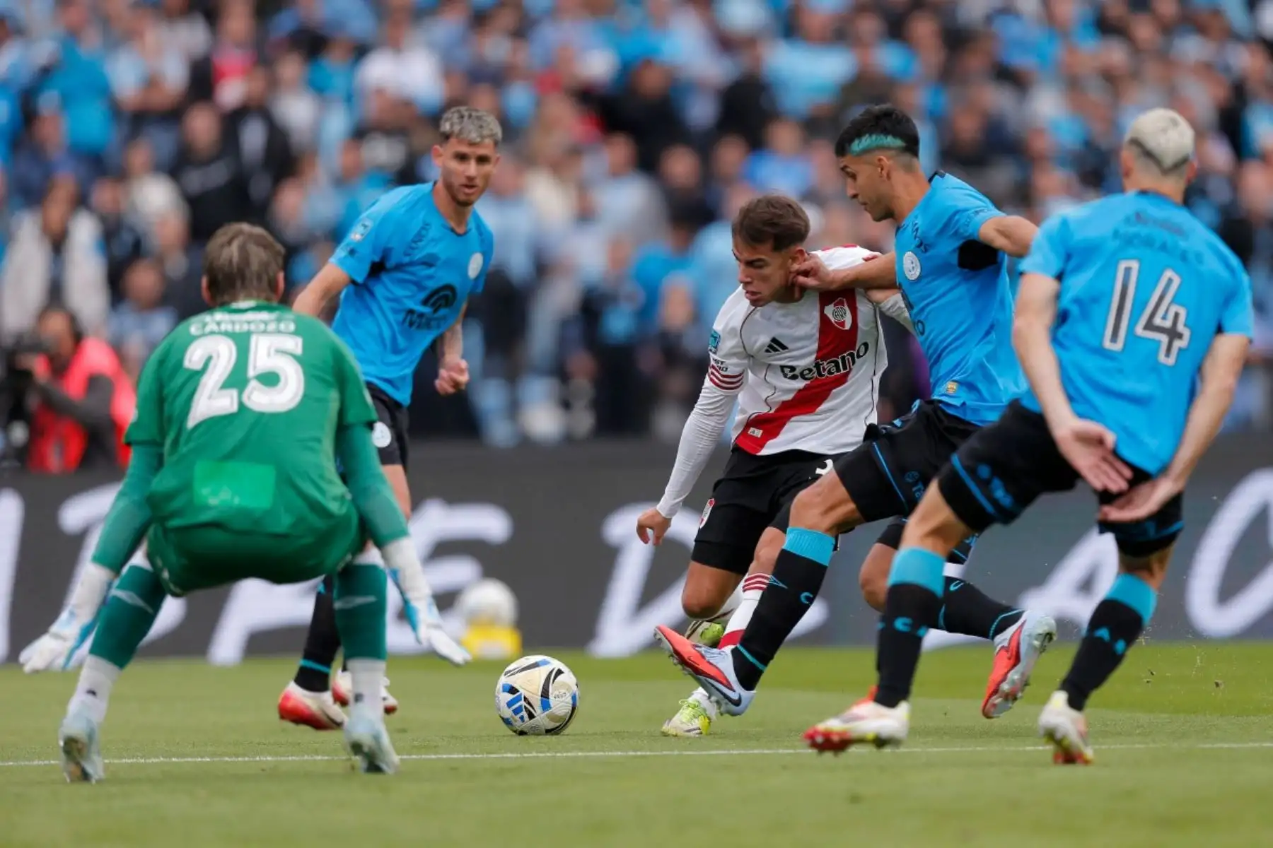El delantero número 35 de River Plate, Joaquín Freitas (C), y el defensa número 02 de Belgrano, Alexis Maldonado, luchan por el balón durante la final del torneo Apertura de la Liga Argentina de Fútbol Profesional entre River Plate y Belgrano en el Estadio Mario Alberto Kempes de Córdoba, Argentina, el 24 de mayo de 2026. (Foto de Diego Lima / AFP)