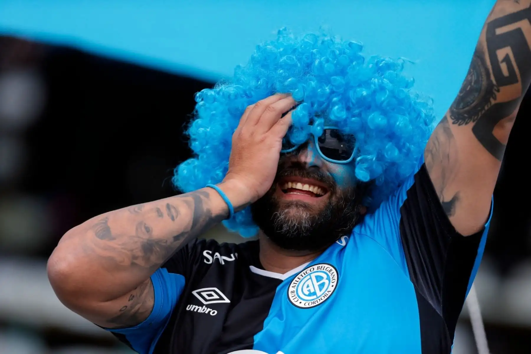 Un hincha de Belgrano anima a su equipo antes de la final del torneo Apertura de la Liga Argentina de Fútbol Profesional entre River Plate y Belgrano en el Estadio Mario Alberto Kempes de Córdoba, Argentina, el 24 de mayo de 2026. (Foto de Diego Lima / AFP)