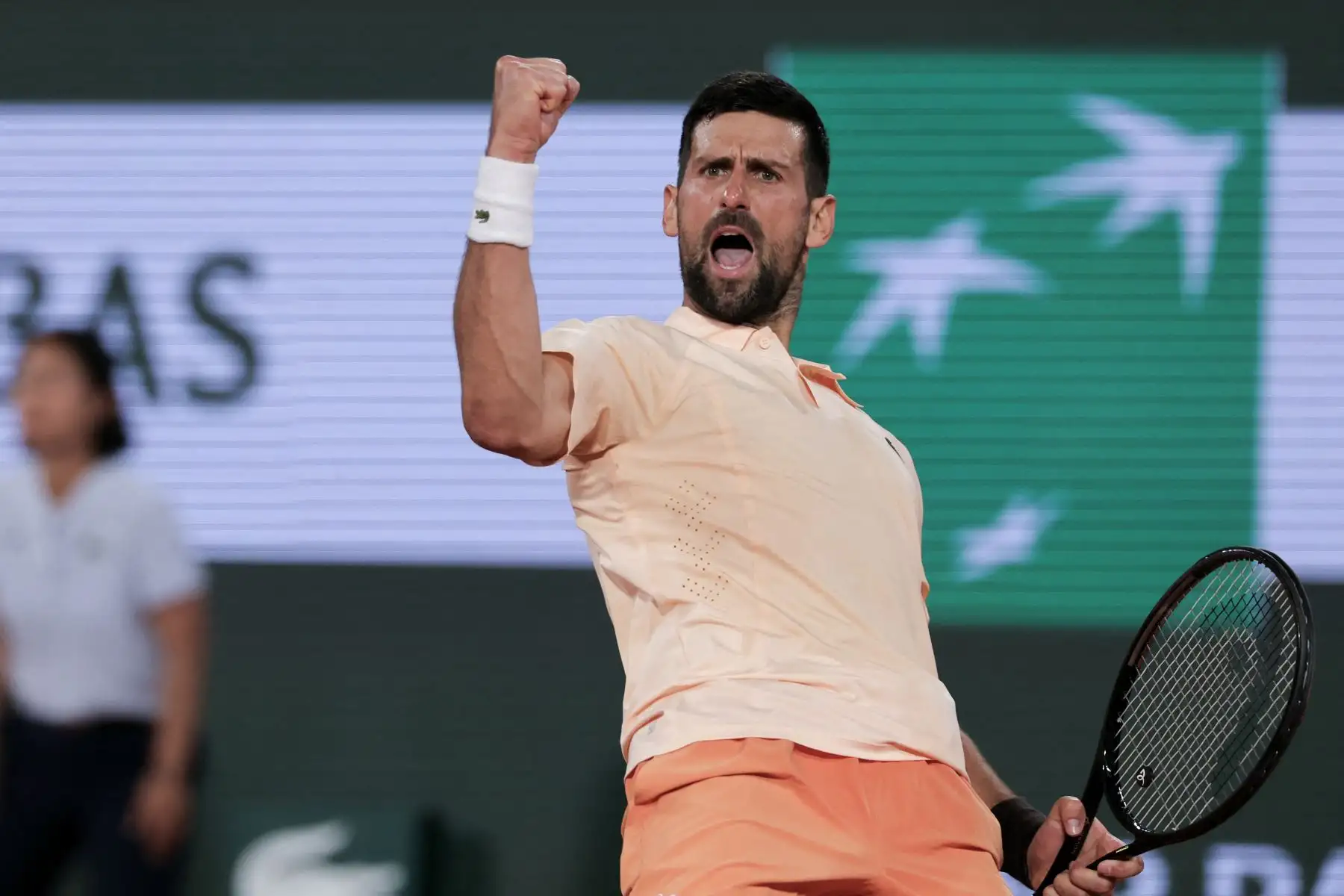 Novak Djokovic cede un set pero avanza en su estreno en Roland Garros