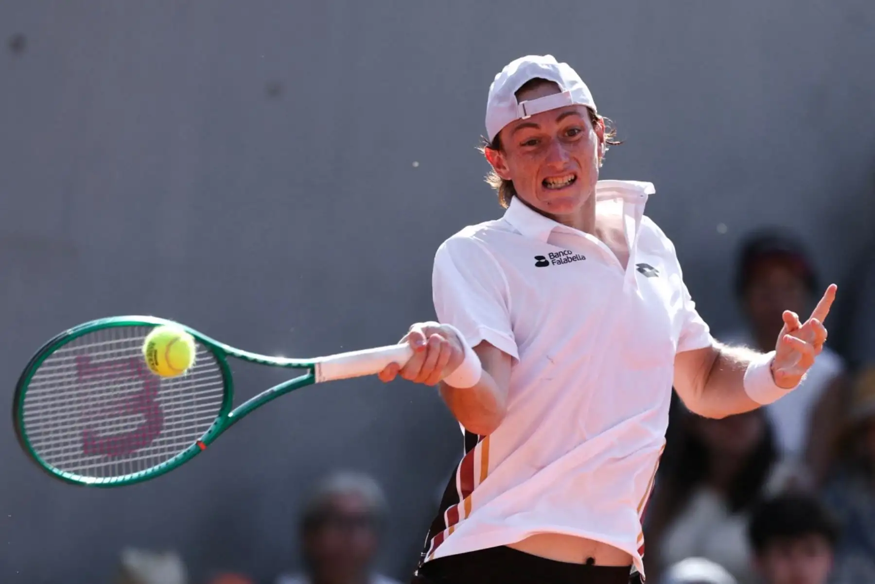 Ignacio Buse devuelve un golpe de derecha a Andrey Rublev durante su partido individual masculino en el segundo día del torneo de tenis Roland-Garros en París. Foto: AFP