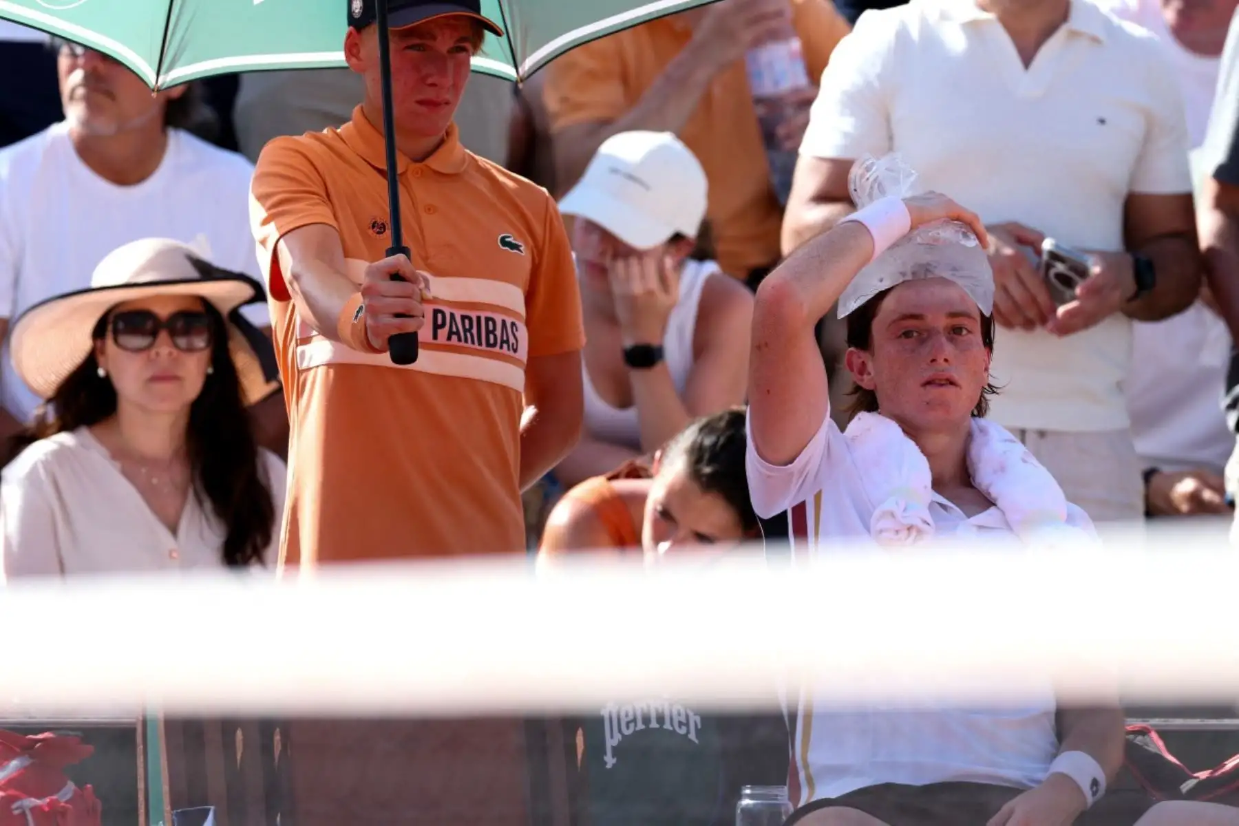 Ignacio Buse usa una bolsa de hielo para refrescarse mientras descansa entre juegos durante su partido individual masculino contra Andrey Rublev en el segundo día del torneo de tenis Roland-Garros en París. Foto: AFP