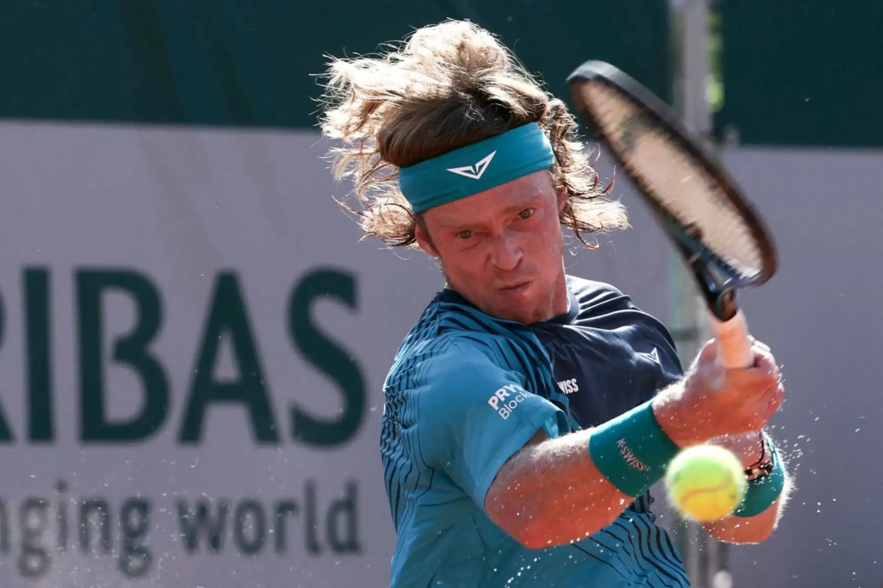 Andrey Rublev devuelve un golpe de derecha al peruano Ignacio Buse durante su partido individual masculino en el segundo día del torneo de tenis Roland-Garros en París. Foto: AFP