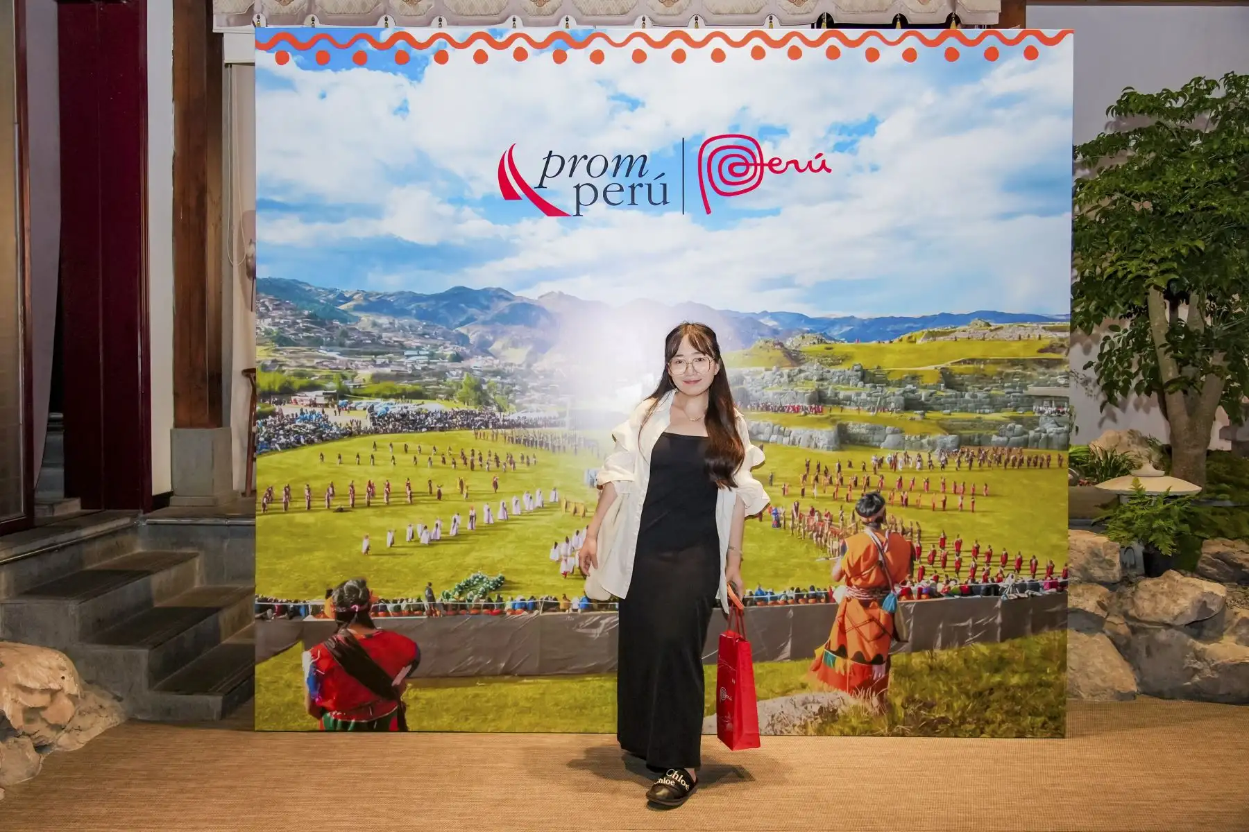 Como parte de las acciones promocionales, los visitantes del stand peruano también podrán interactuar con los personajes del Inca y la Coya, representantes simbólicos del Inti Raymi, reforzando así la presencia cultural del Perú en el mercado asiático. Foto: Promperú