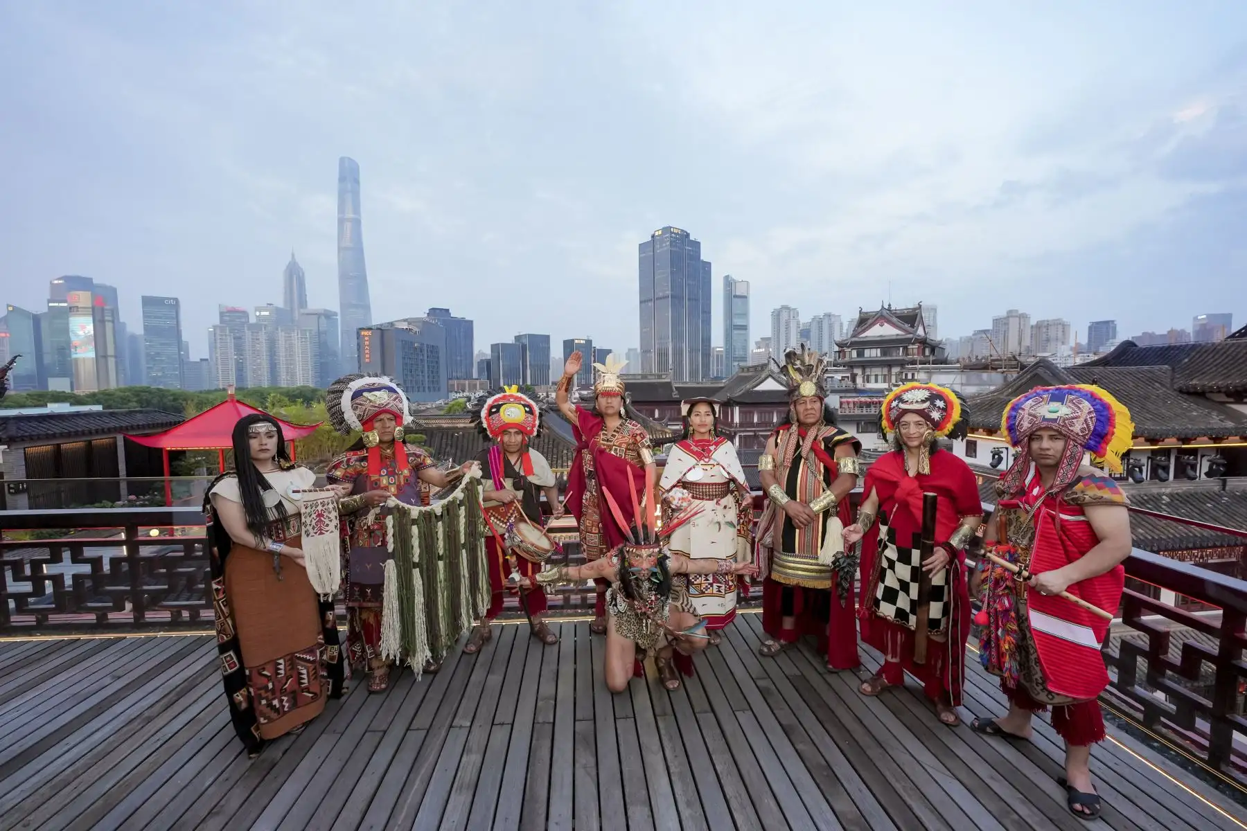 La experiencia cultural, organizada por la Comisión de Promoción del Perú para la Exportación y el Turismo (PROMPERÚ) en coordinación con la Empresa Municipal de Festejos y Promoción Turística del Cusco (EMUFEC), convirtió la histórica terraza Beaufort del Jardín Yu —uno de los espacios más representativos de la tradición cultural de Shanghái— en una ventana al antiguo Imperio de los Incas. Foto: Promperú