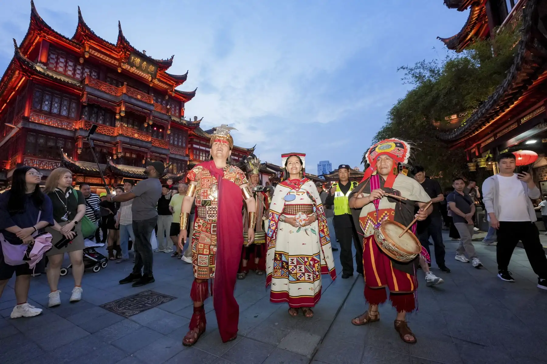 El misticismo de los Andes, la majestuosidad del legado inca y la fuerza viva de la cultura peruana llegaron al corazón de Shanghái. PROMPERÚ presentó por primera vez en China una puesta en escena del Inti Raymi, la emblemática Fiesta del Sol del Cusco, ante importantes medios especializados en viajes, lujo y estilo de vida, así como creadores de contenido digital y líderes de opinión del mercado chino. Foto: Promperú