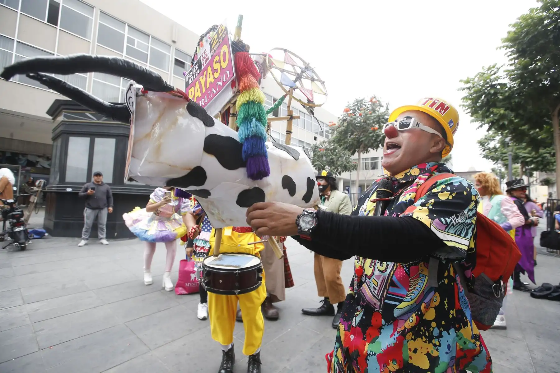 Los artistas realizaron presentaciones y recorridos festivos en el jirón Huancavelica como parte de las actividades por el Día del Payaso Peruano. Foto: Eddy Ramos.