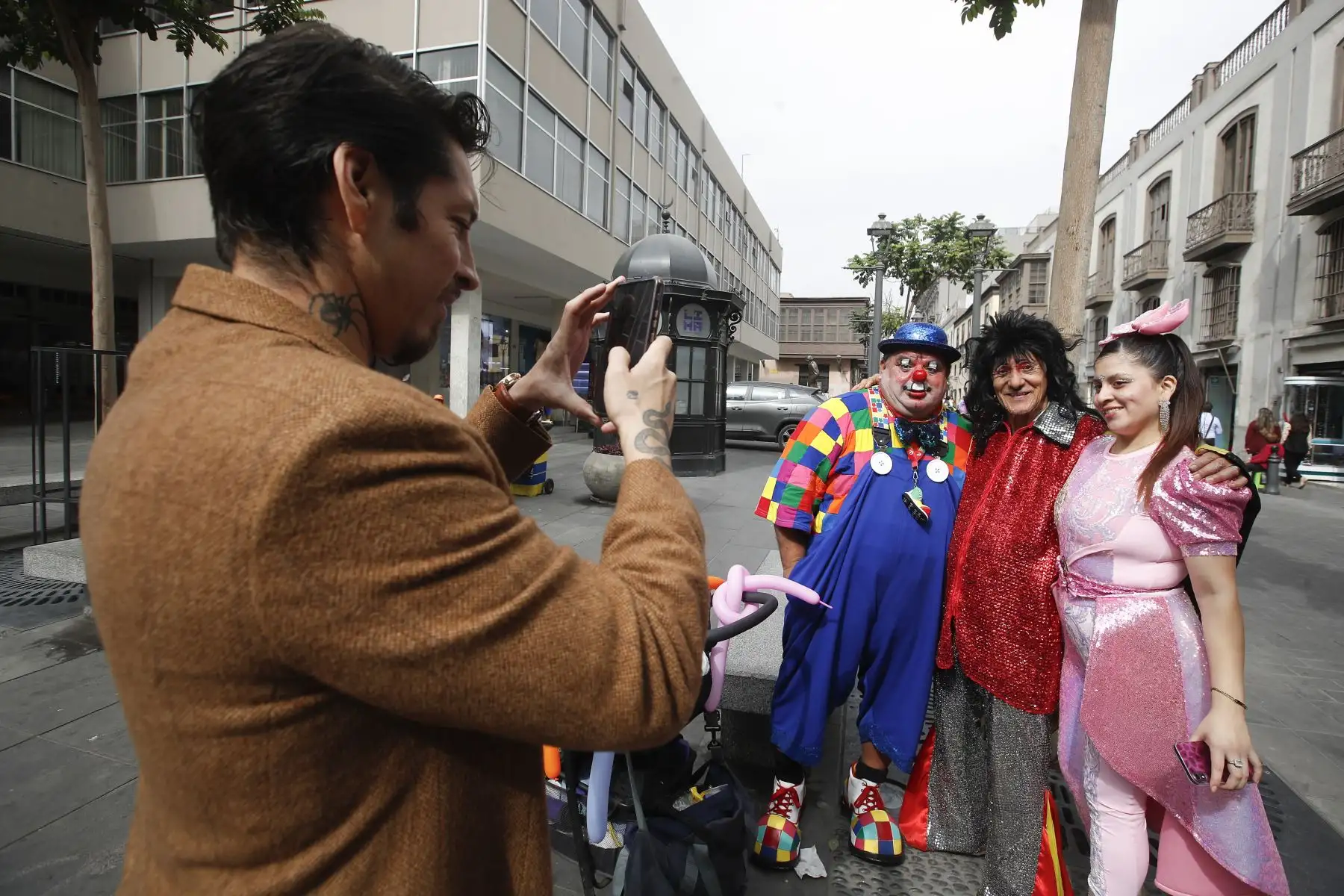Un grupo de participantes desfila por las calles del Centro de Lima durante el pasacalle organizado por el Día del Payaso Peruano. Foto: Eddy Ramos.