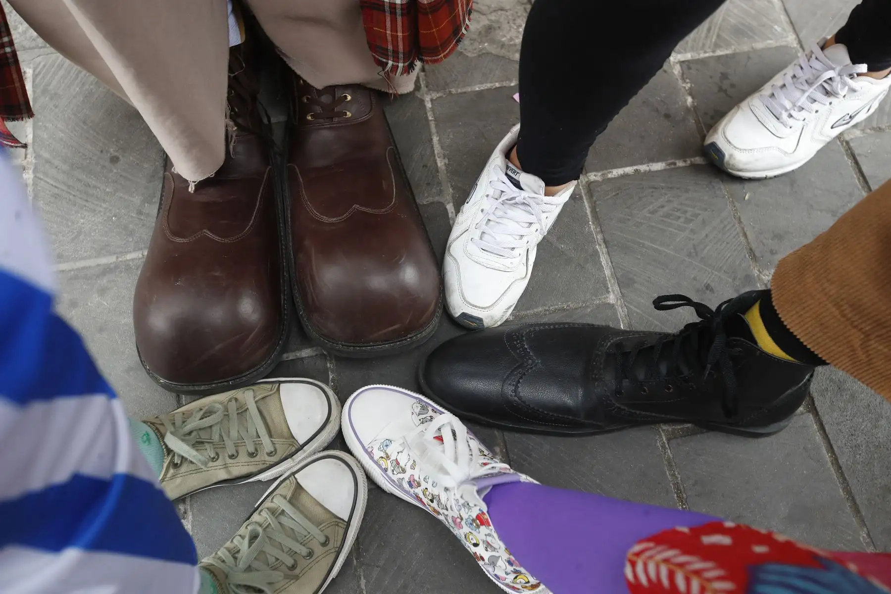 Los participantes del pasacalle mostraron parte de sus coloridos vestuarios y característicos zapatos durante la jornada festiva realizada en el Centro de Lima. Foto: Eddy Ramos.