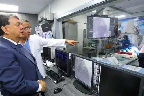 El ministro de Salud, Juan Carlos Velasco, recorrió las instalaciones de la nueva Unidad de Trasplante Renal del hospital Dos de Mayo. Foto: MINSA/Difusión.