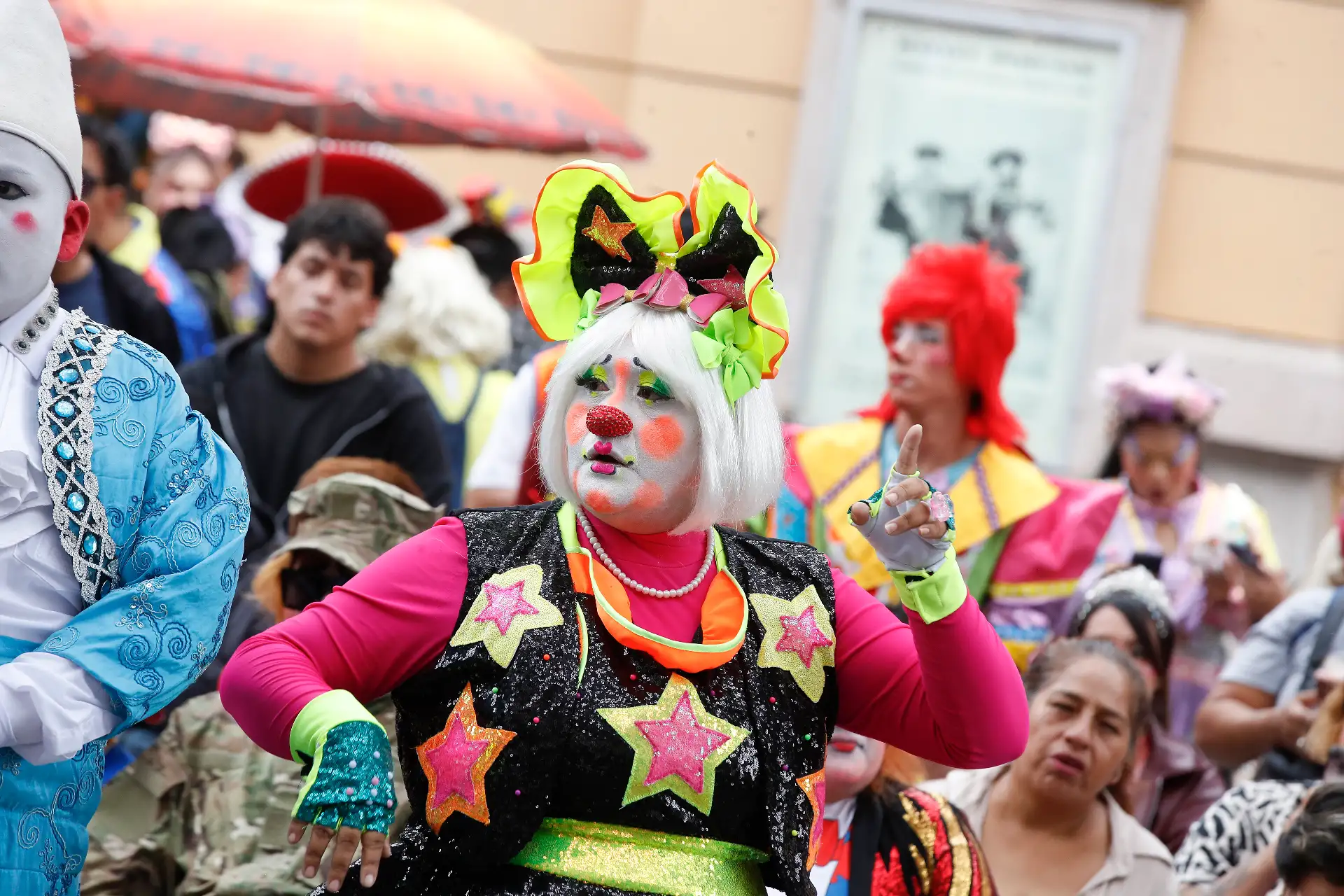 Payasos y artistas participaron en un colorido pasacalle realizado en el jirón Huancavelica, en el Centro de Lima, durante las celebraciones por el Día del Payaso Peruano. Foto: Eddy Ramos.